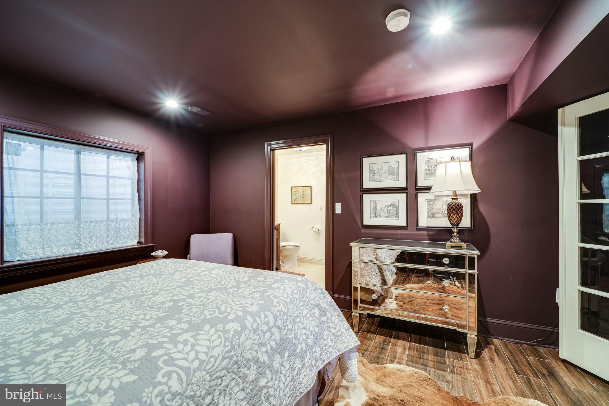 COUNTRY CLUB MANOR - Residential