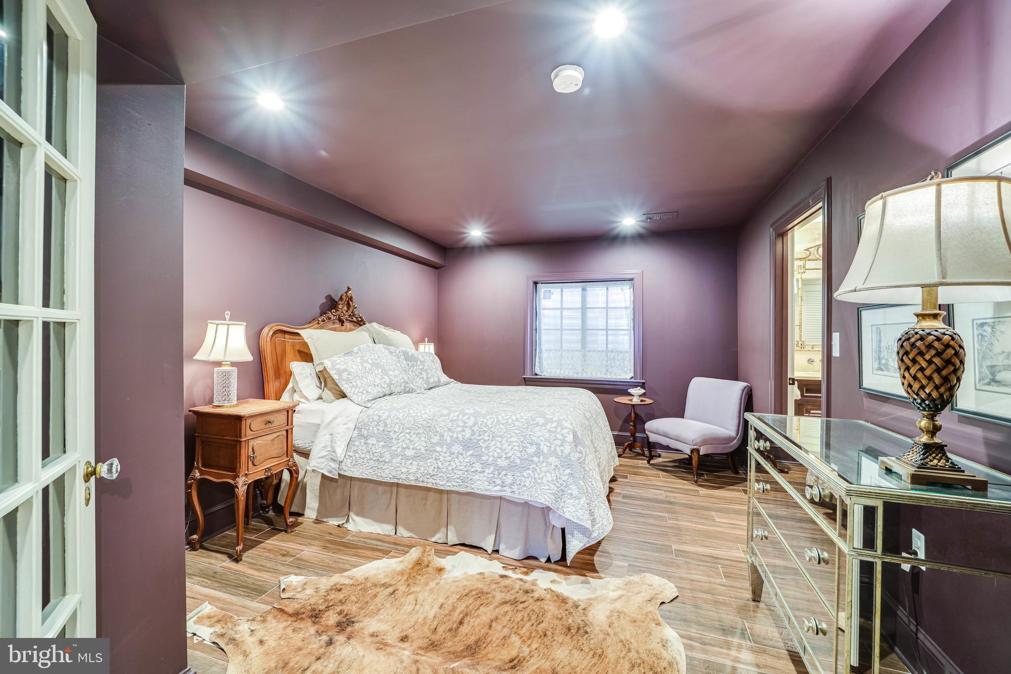 COUNTRY CLUB MANOR - Residential