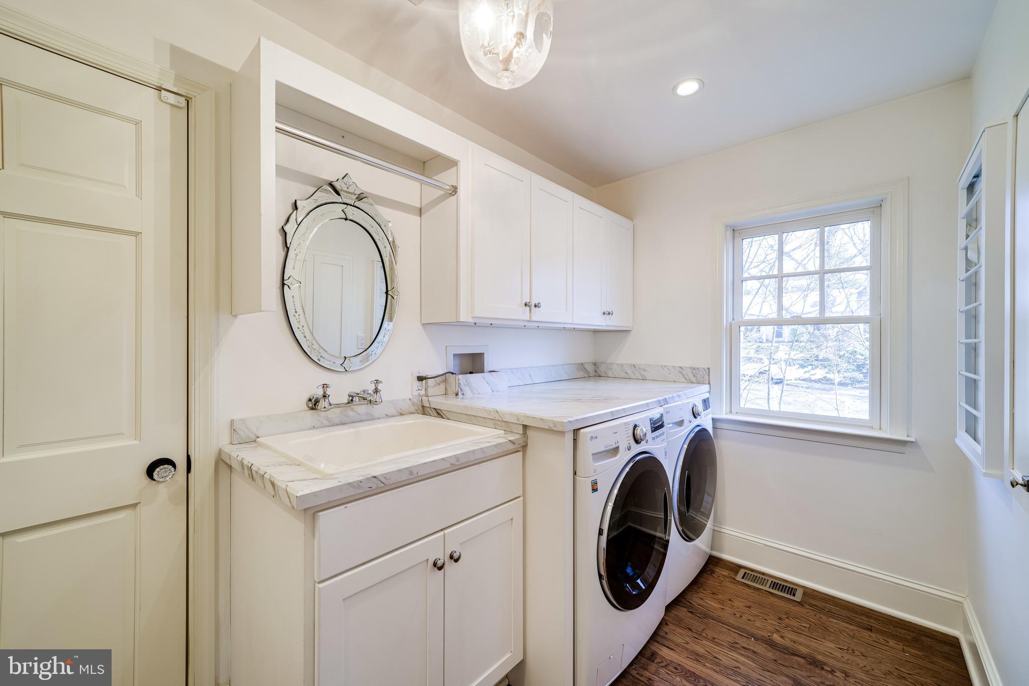 COUNTRY CLUB MANOR - Residential