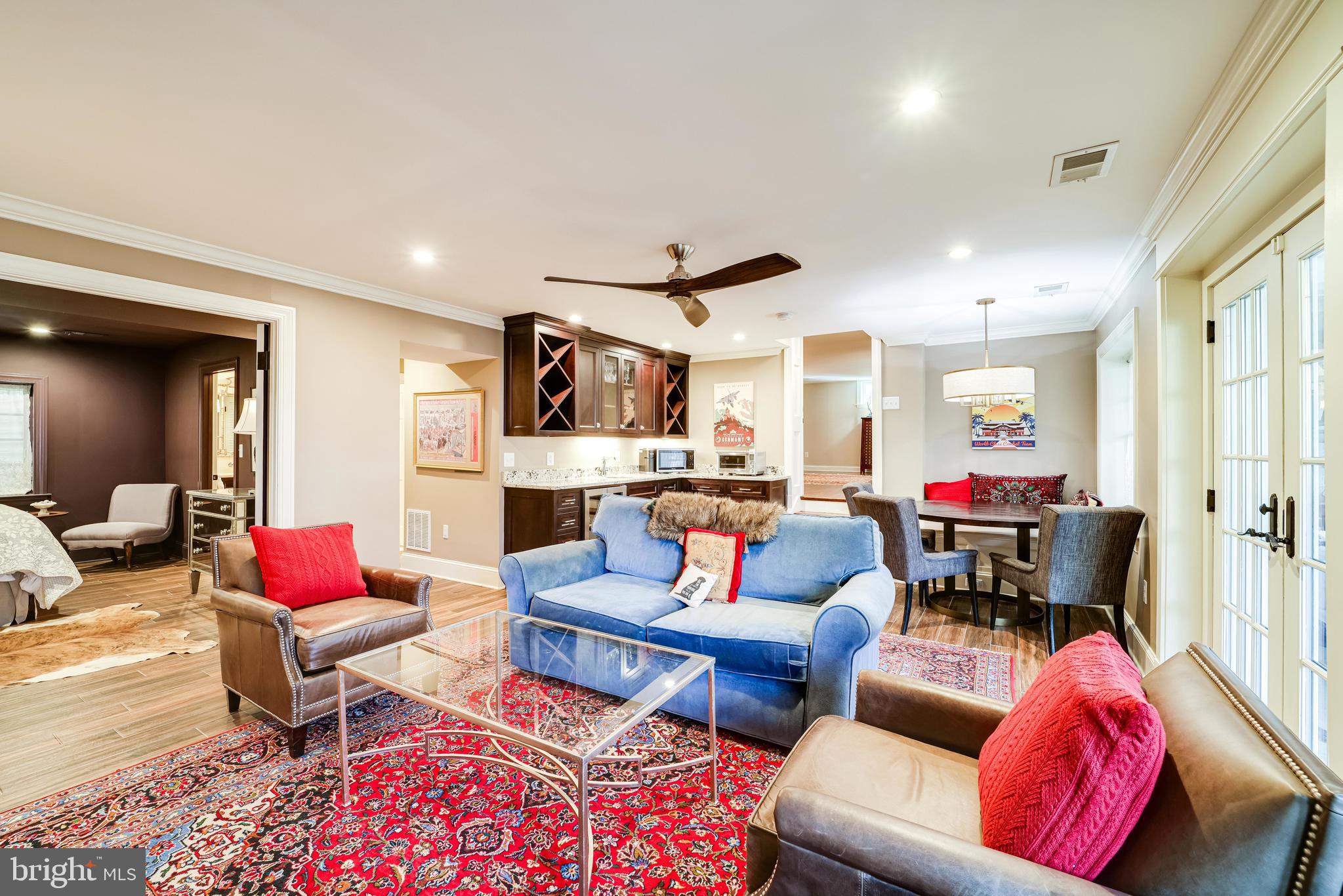 COUNTRY CLUB MANOR - Residential