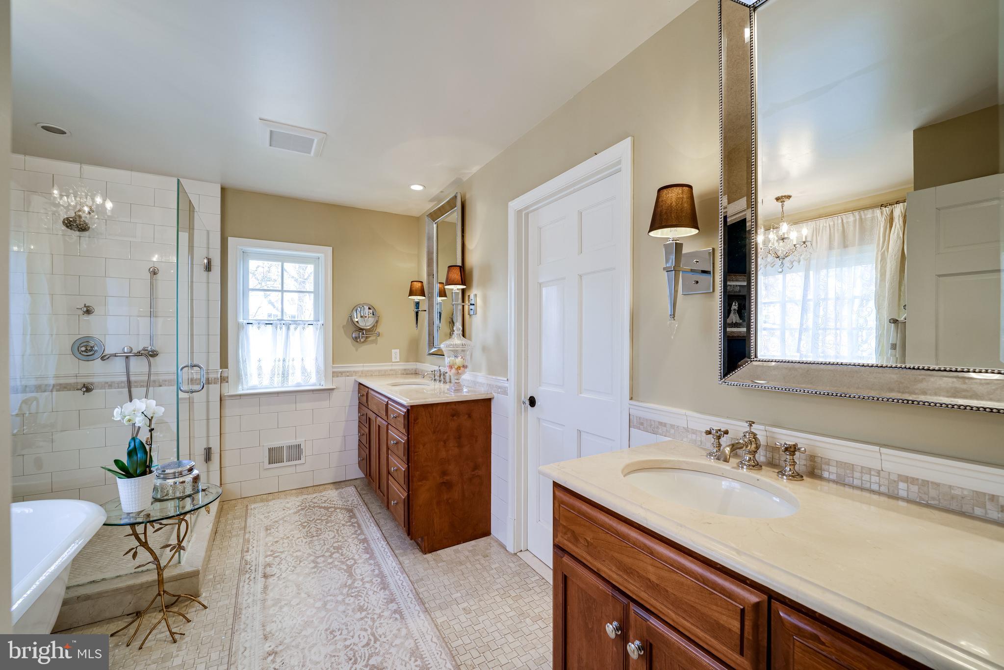 COUNTRY CLUB MANOR - Residential