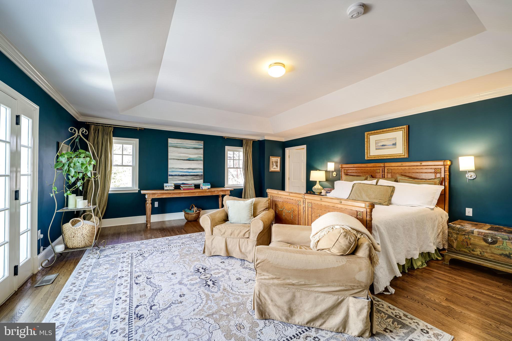 COUNTRY CLUB MANOR - Residential