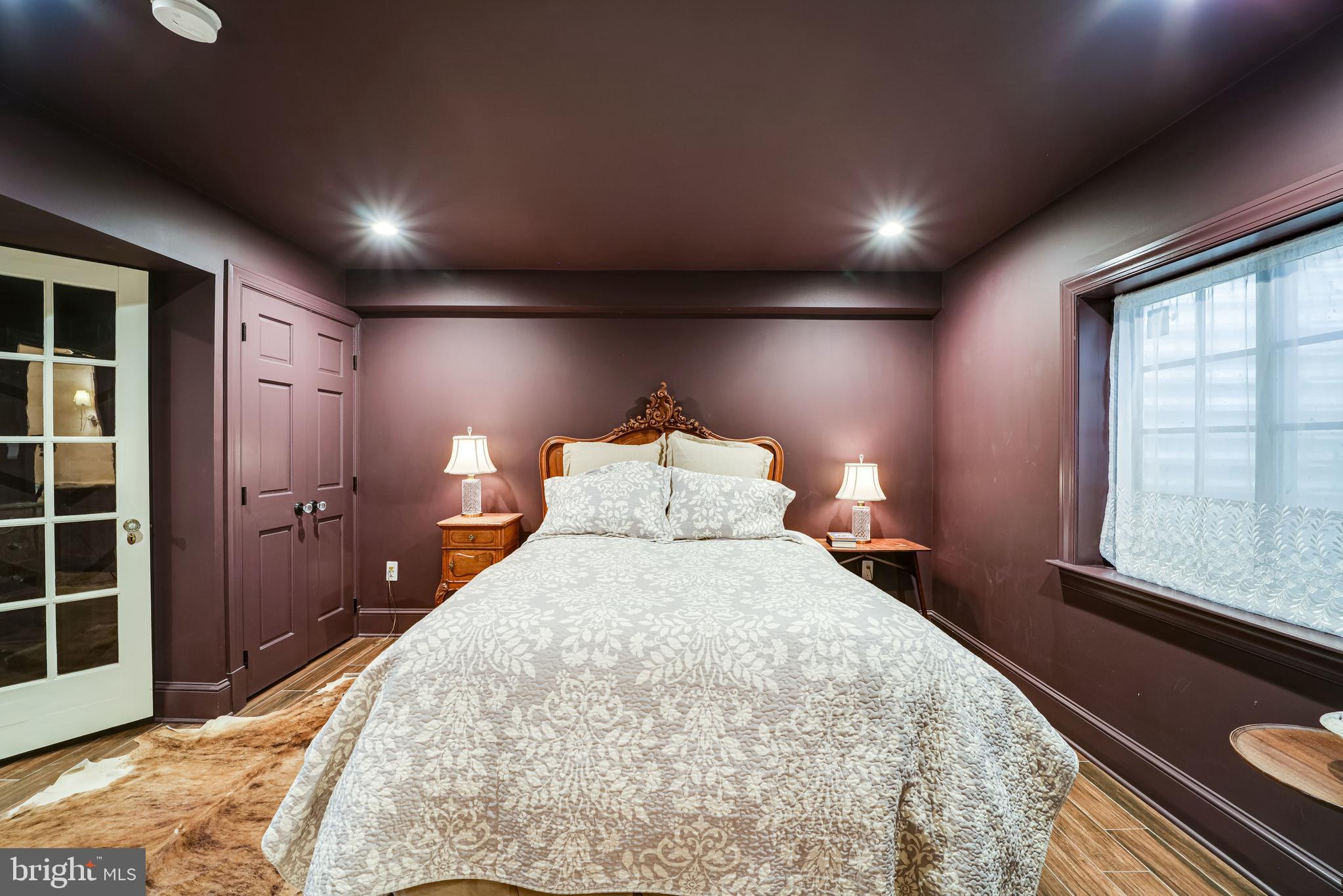 COUNTRY CLUB MANOR - Residential