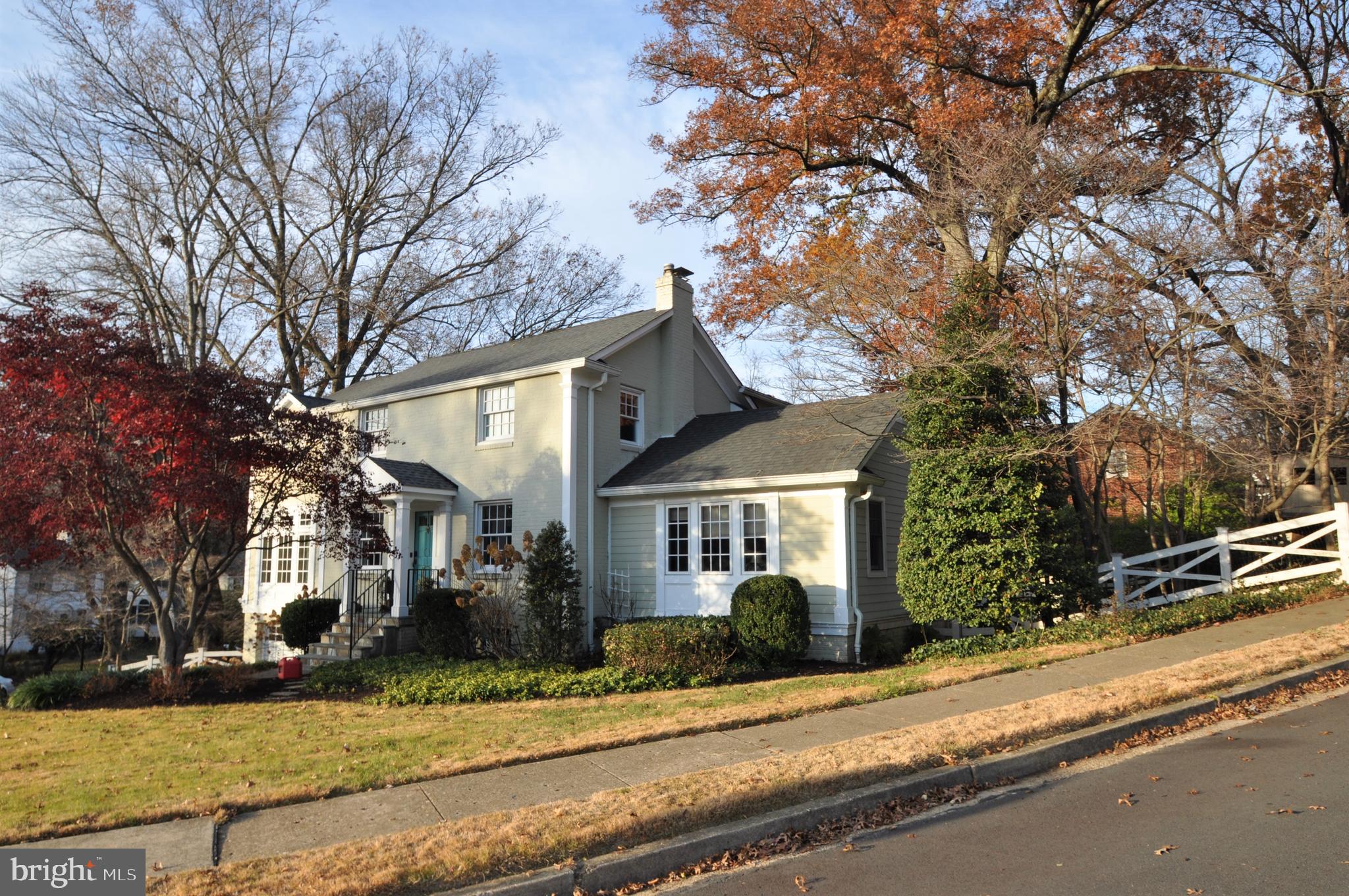 COUNTRY CLUB MANOR - Residential