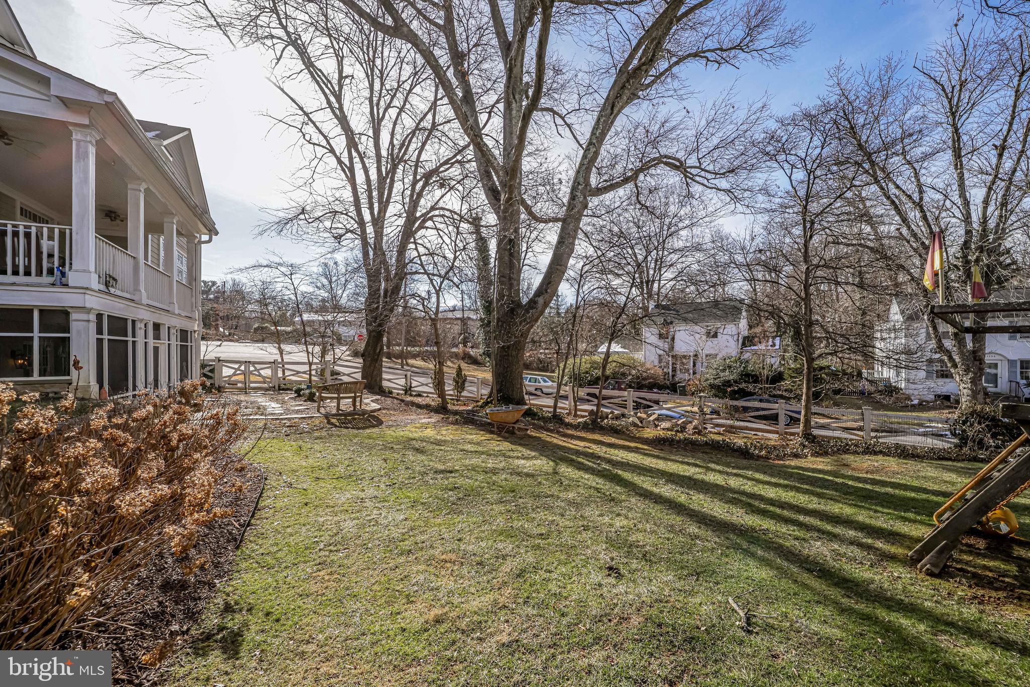 COUNTRY CLUB MANOR - Residential