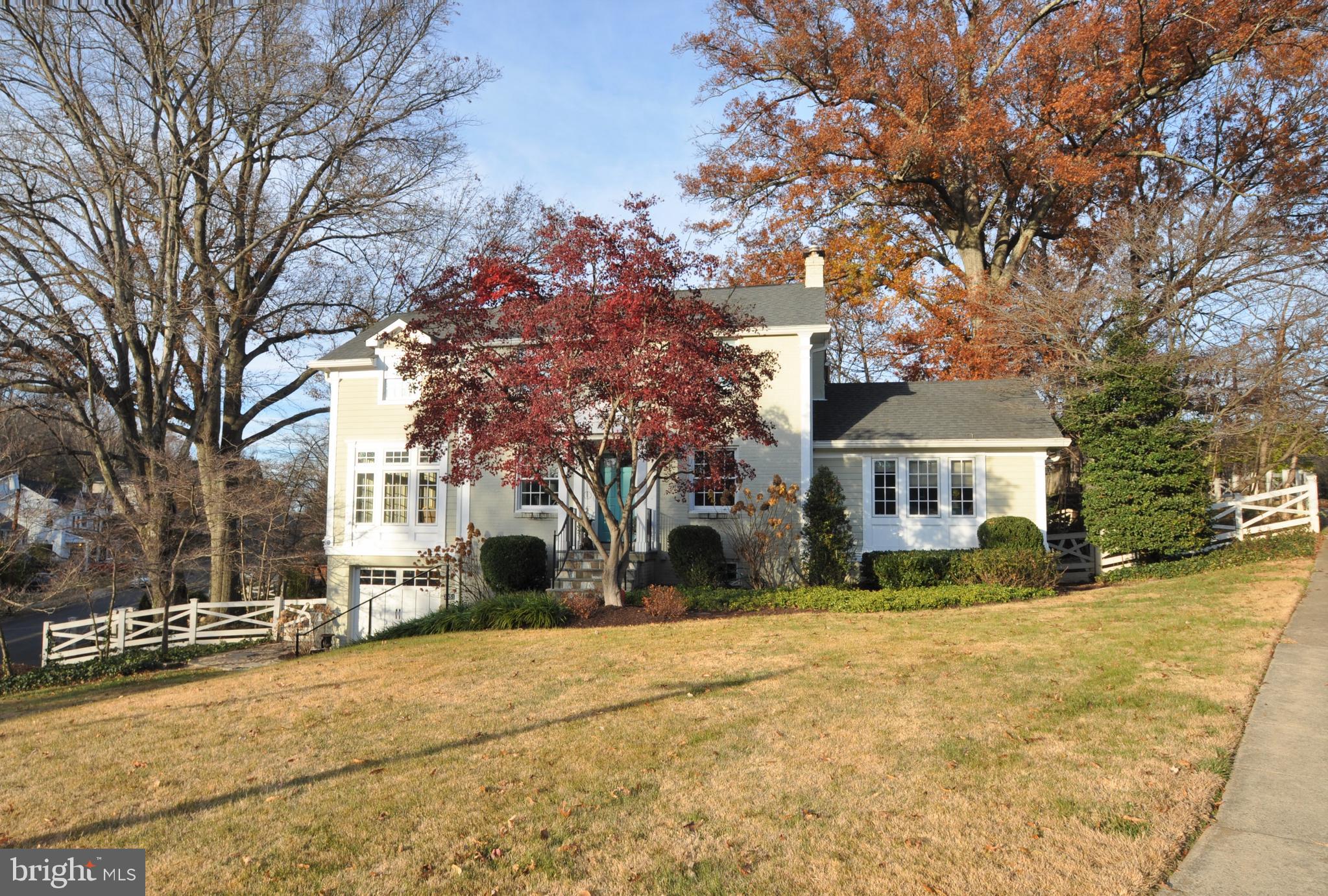 COUNTRY CLUB MANOR - Residential