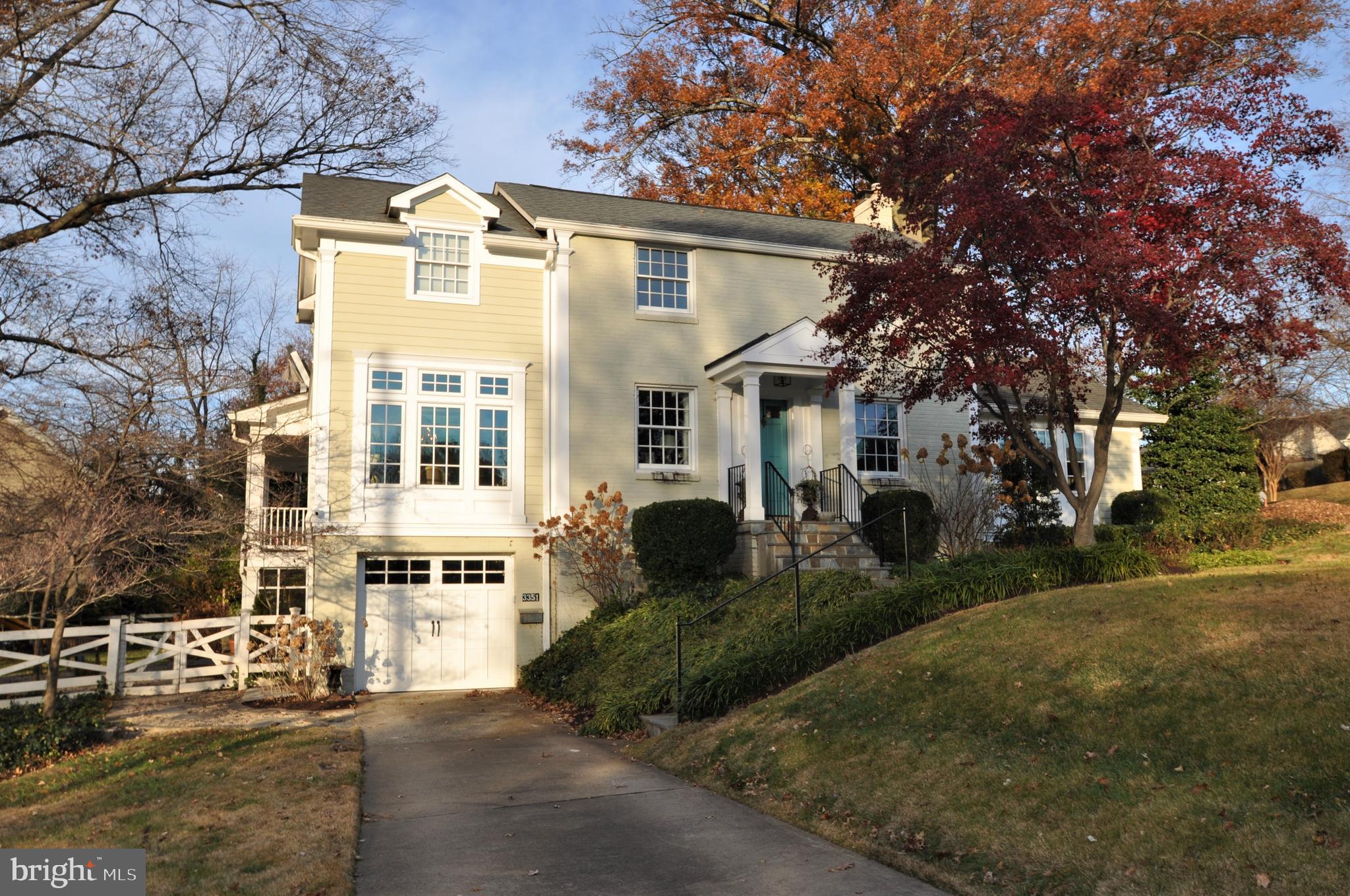 COUNTRY CLUB MANOR - Residential