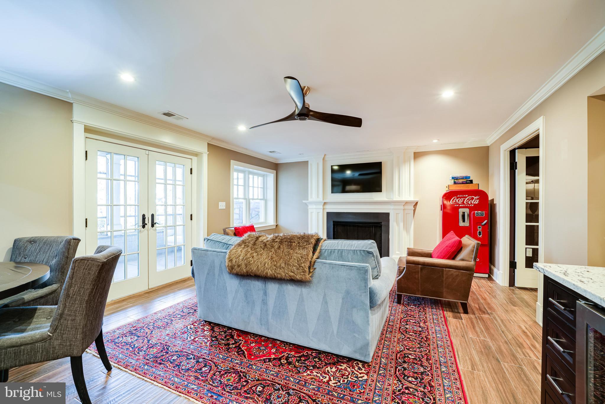 COUNTRY CLUB MANOR - Residential