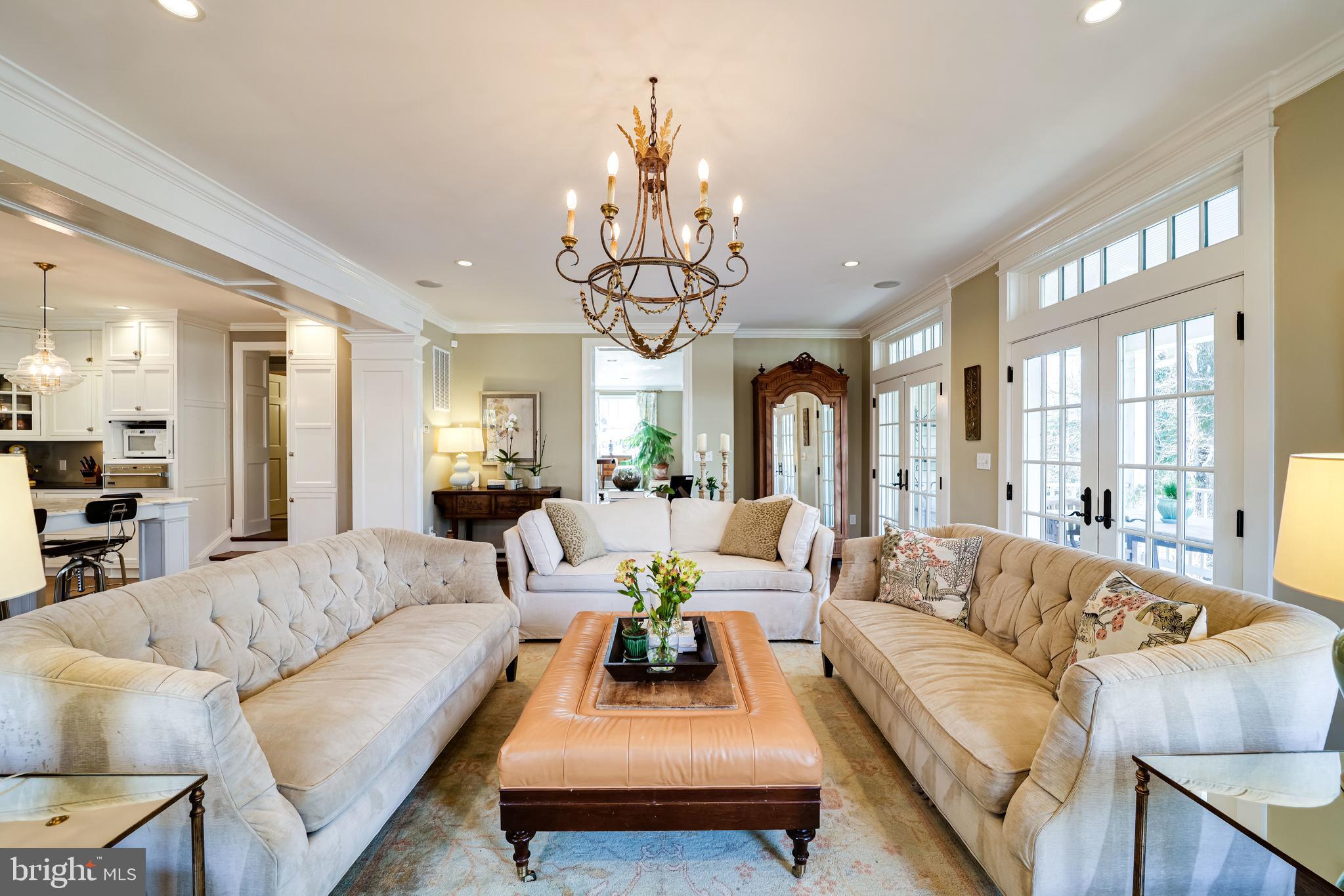 COUNTRY CLUB MANOR - Residential