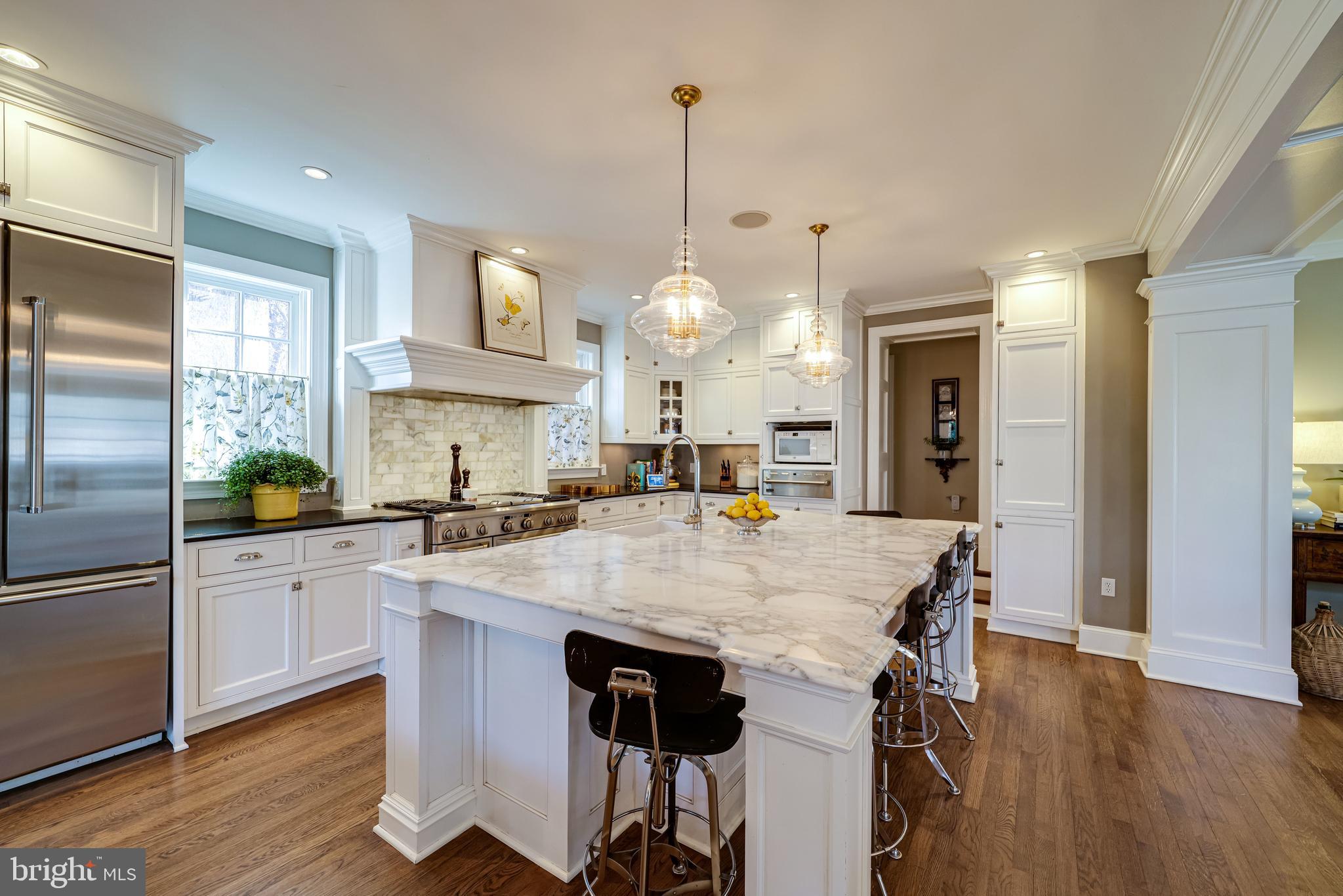 COUNTRY CLUB MANOR - Residential