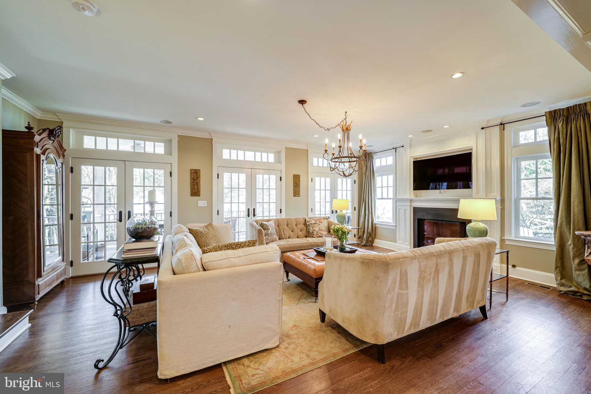 COUNTRY CLUB MANOR - Residential