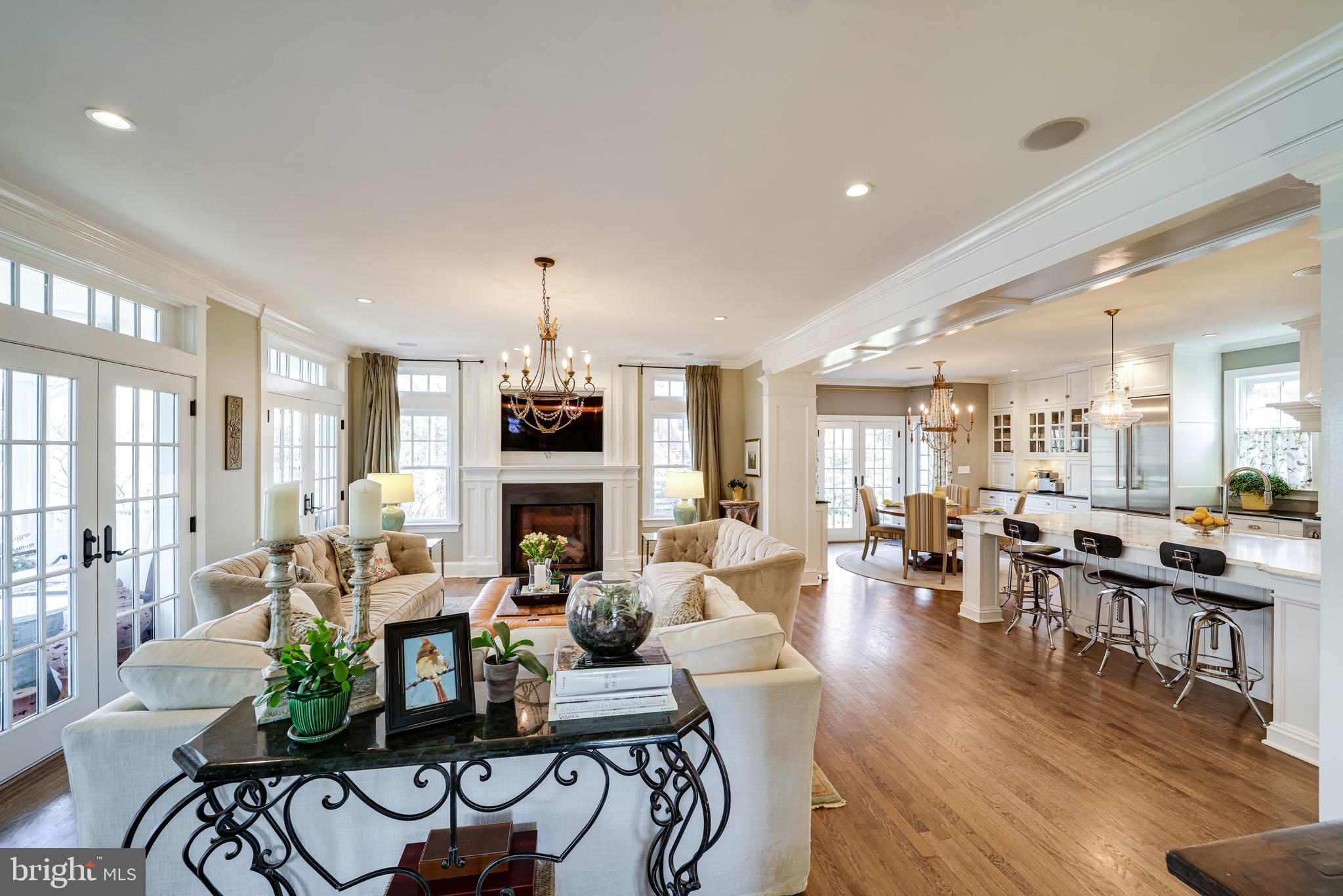 COUNTRY CLUB MANOR - Residential