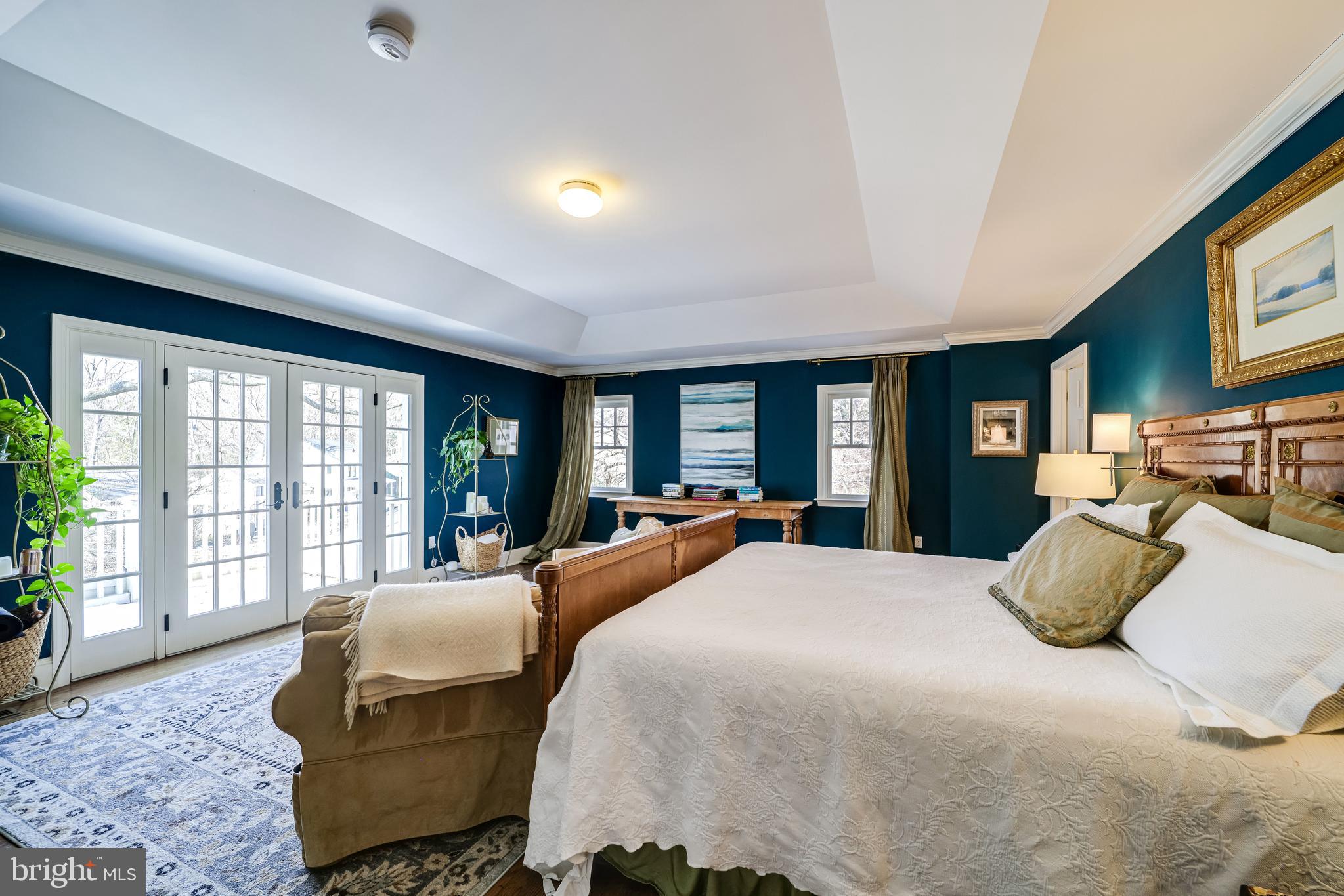 COUNTRY CLUB MANOR - Residential