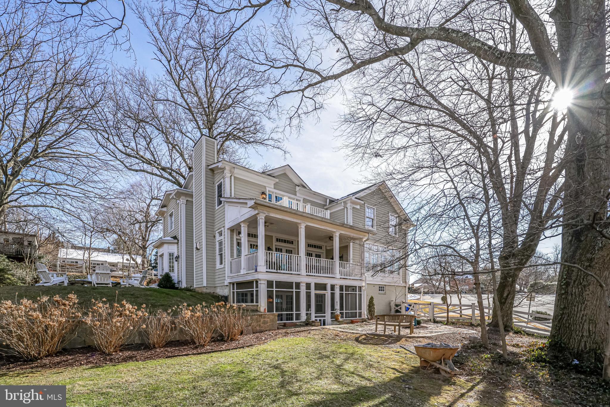 COUNTRY CLUB MANOR - Residential