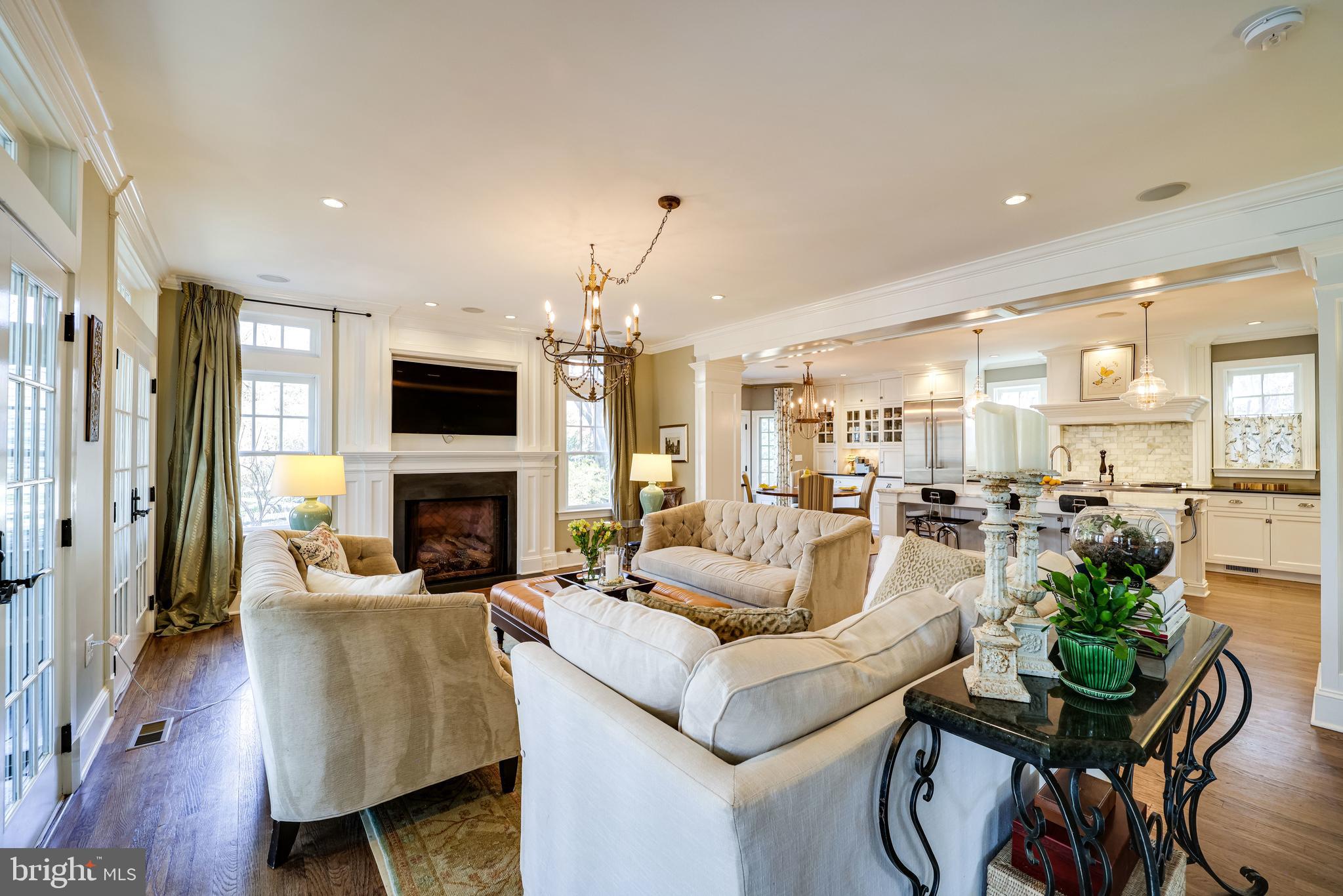 COUNTRY CLUB MANOR - Residential