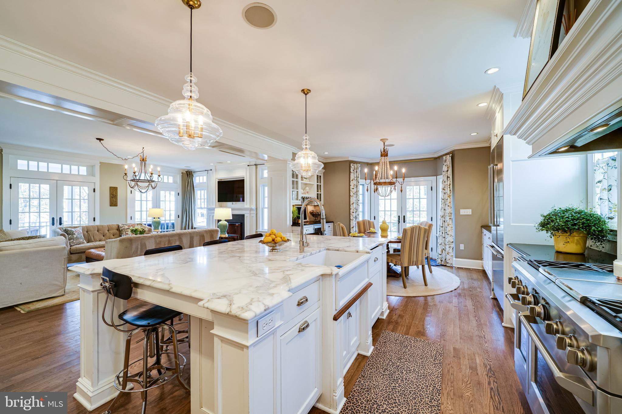 COUNTRY CLUB MANOR - Residential