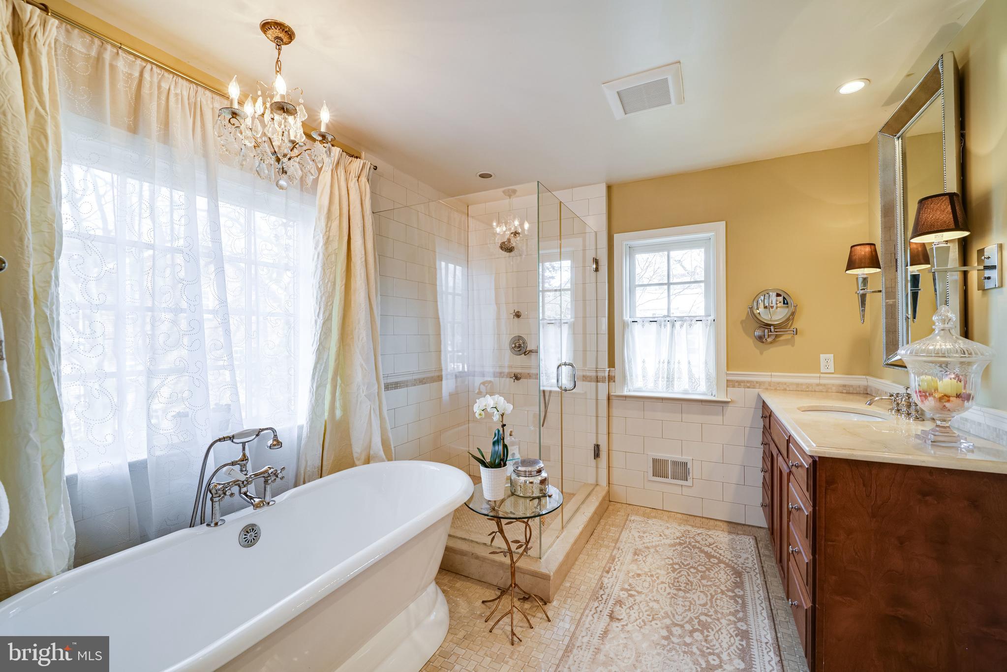 COUNTRY CLUB MANOR - Residential