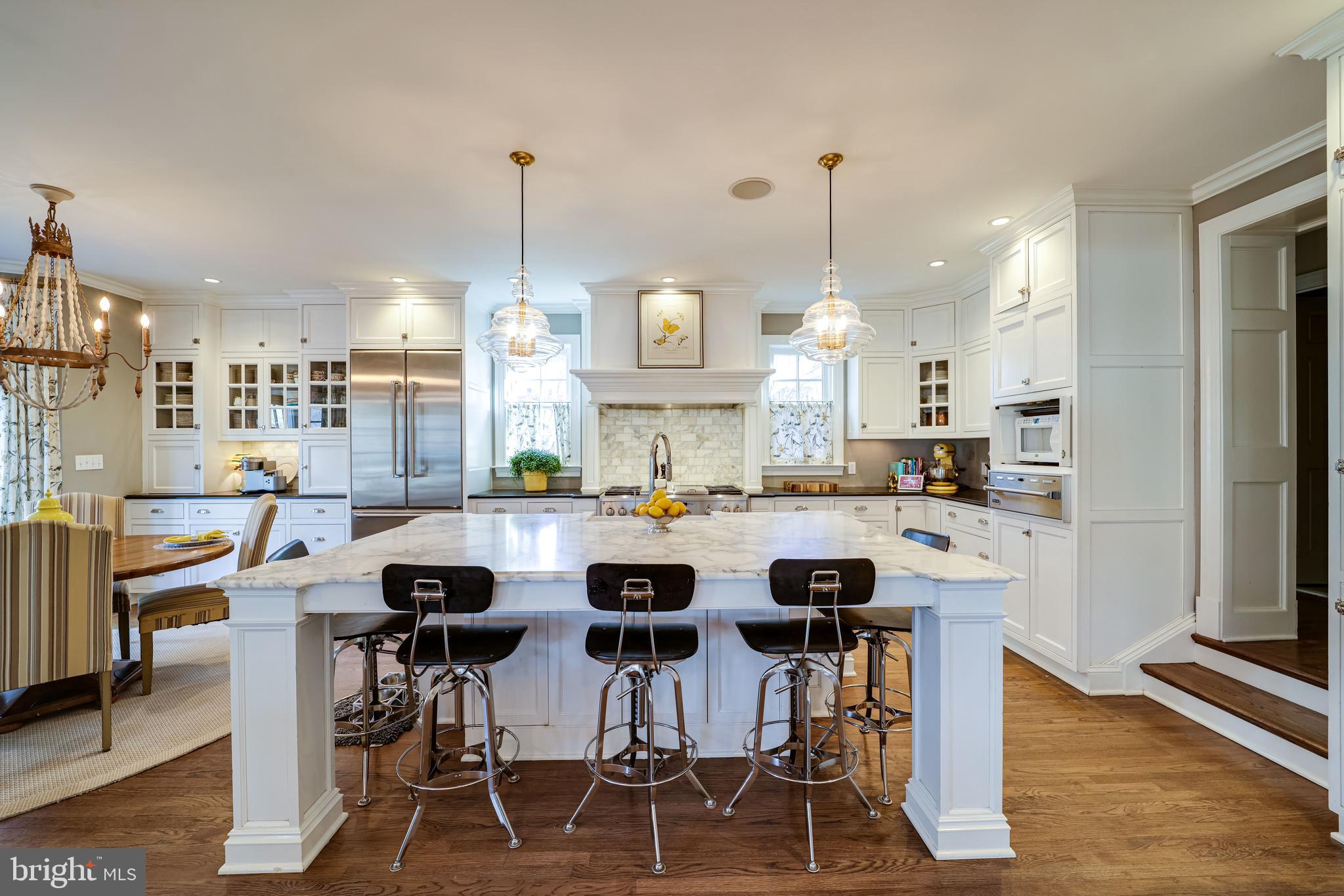 COUNTRY CLUB MANOR - Residential