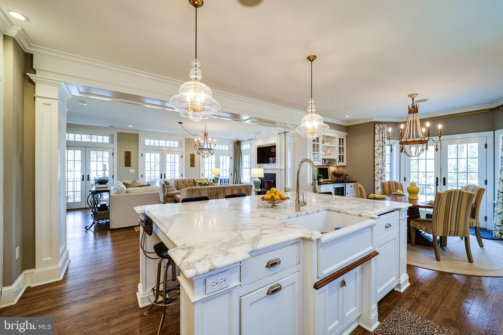 COUNTRY CLUB MANOR - Residential