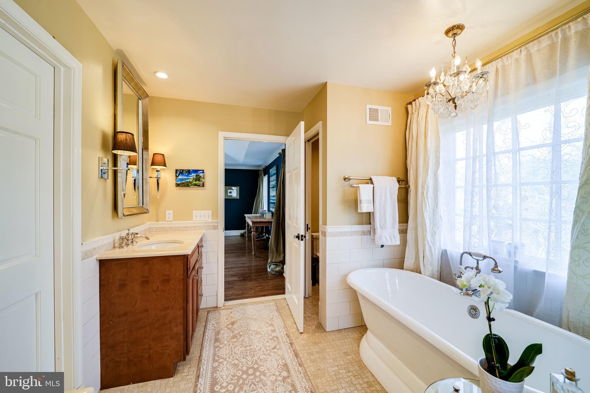 COUNTRY CLUB MANOR - Residential