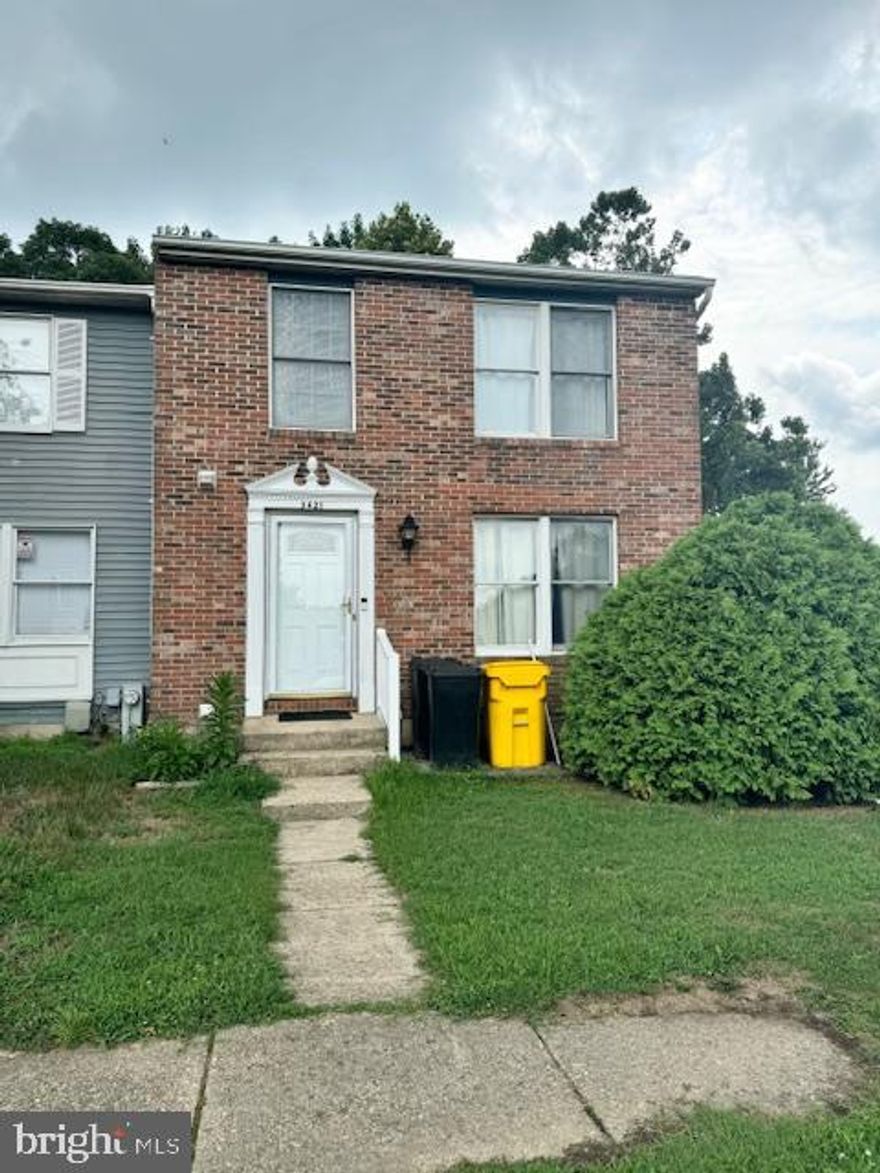 4 bedrooms 3.5 bathrooms. 1840 finished square feet
 The upper level has 3 bedrooms and 2 full baths. The main level has a living room, dining room, kitchen and 1/2 bath. The lower level has a laundry room, family room, 4th bedroom, a full bath and a 2nd kitchen. Two assigned parking spaces. The community amenities include swimming pools, playgrounds, basketball court and more!! Call today.