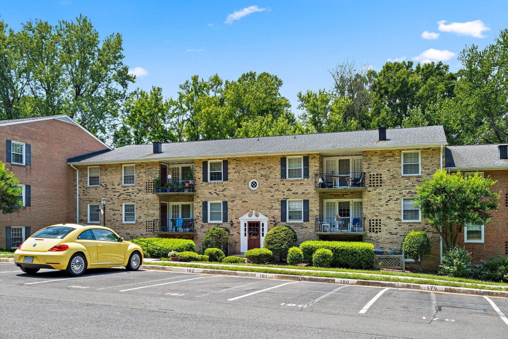Photo of 3860 Lyndhurst Drive #101, FAIRFAX, VA 22031 (MLS # VAFC2008642)
