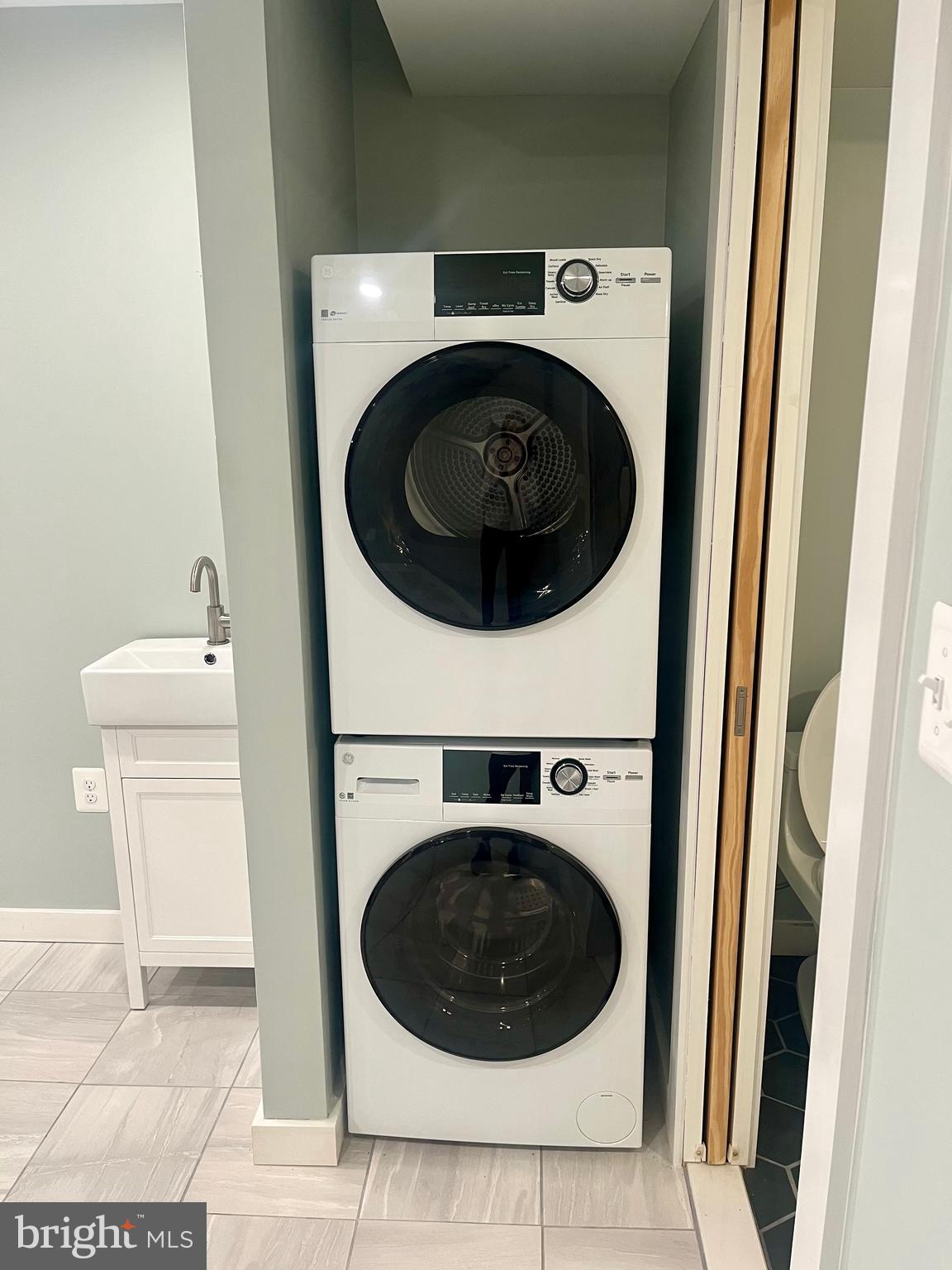 ANNAPOLIS ROADS - Residential Lease