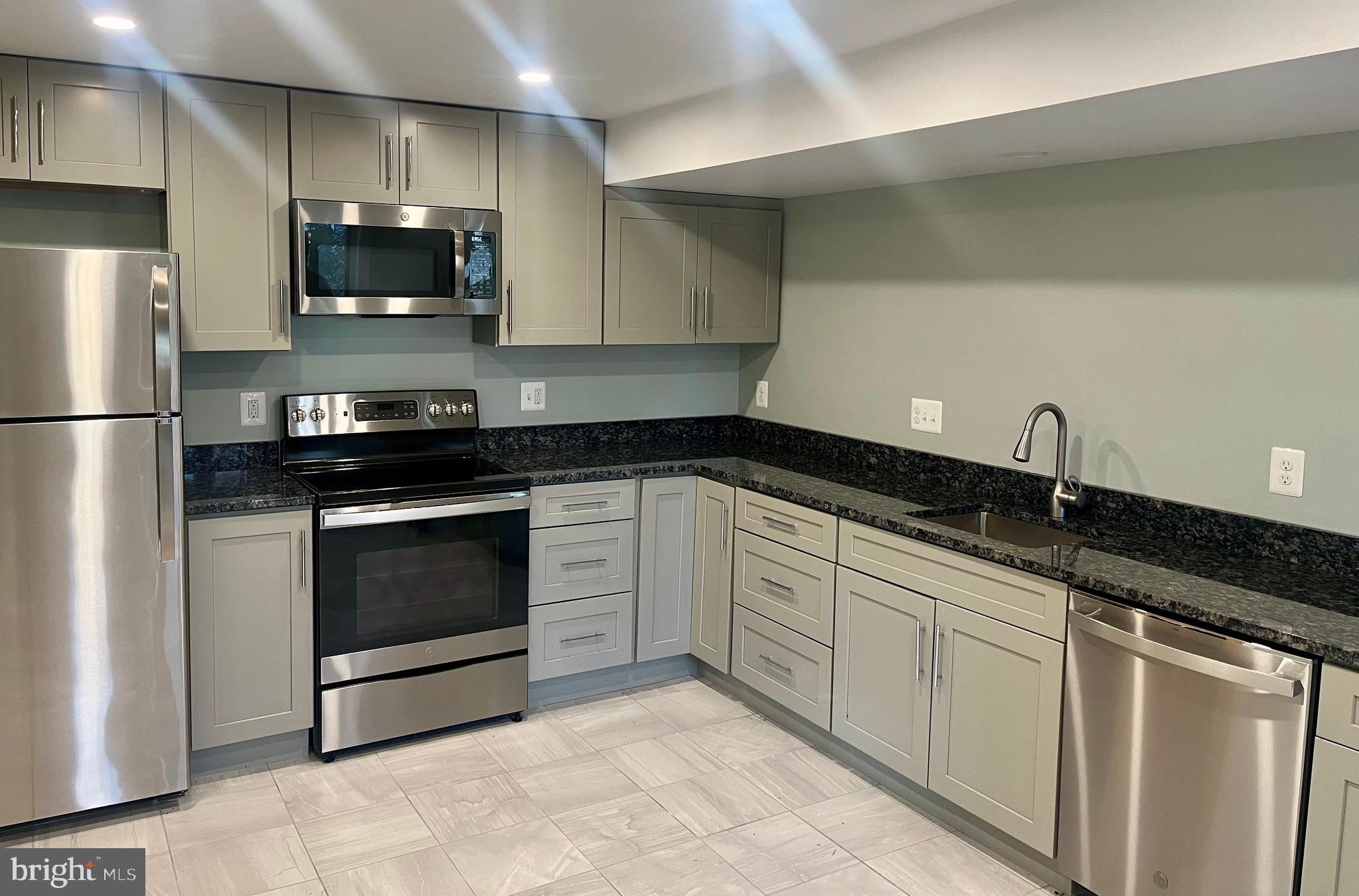 ANNAPOLIS ROADS - Residential Lease