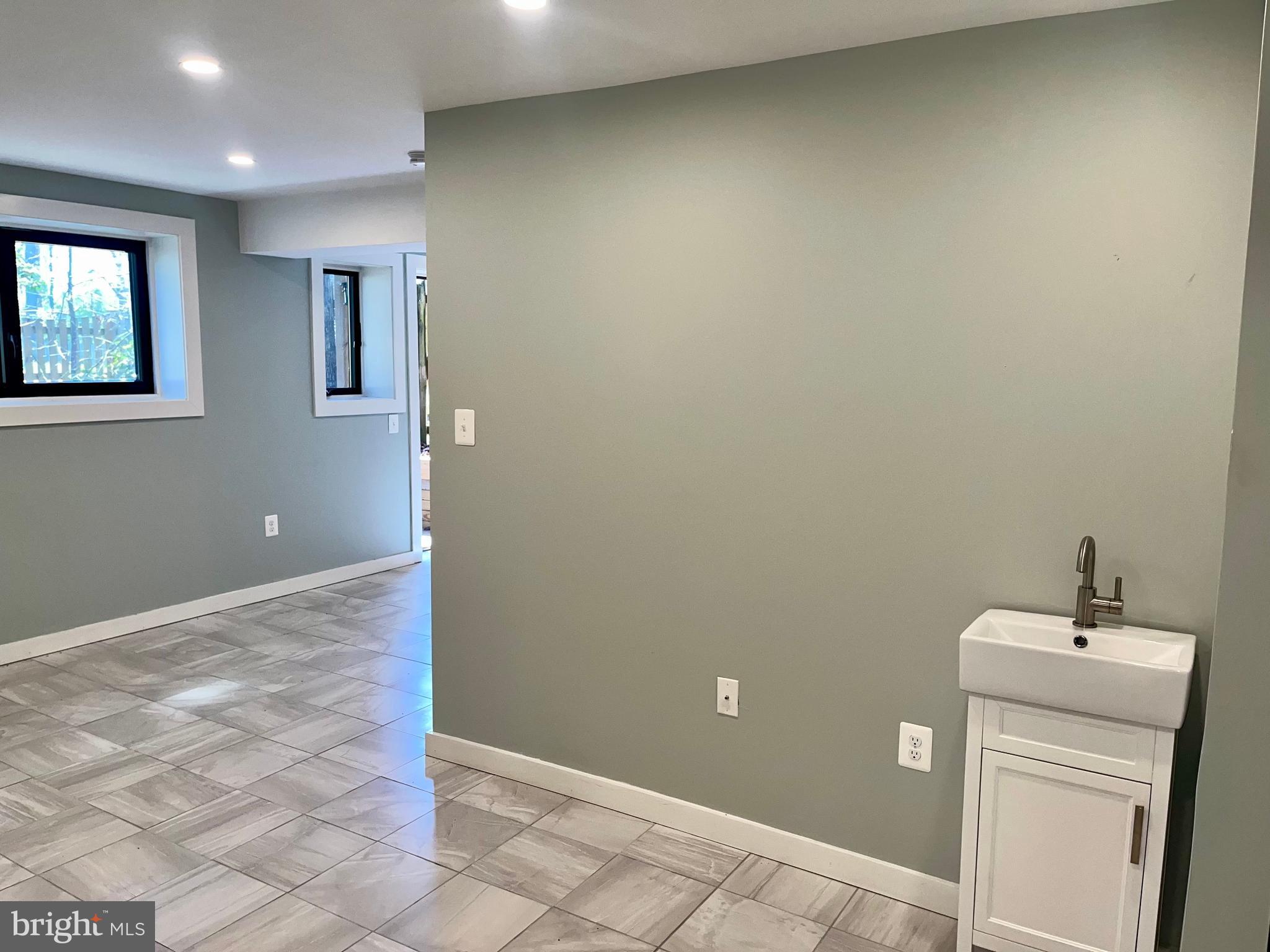 ANNAPOLIS ROADS - Residential Lease