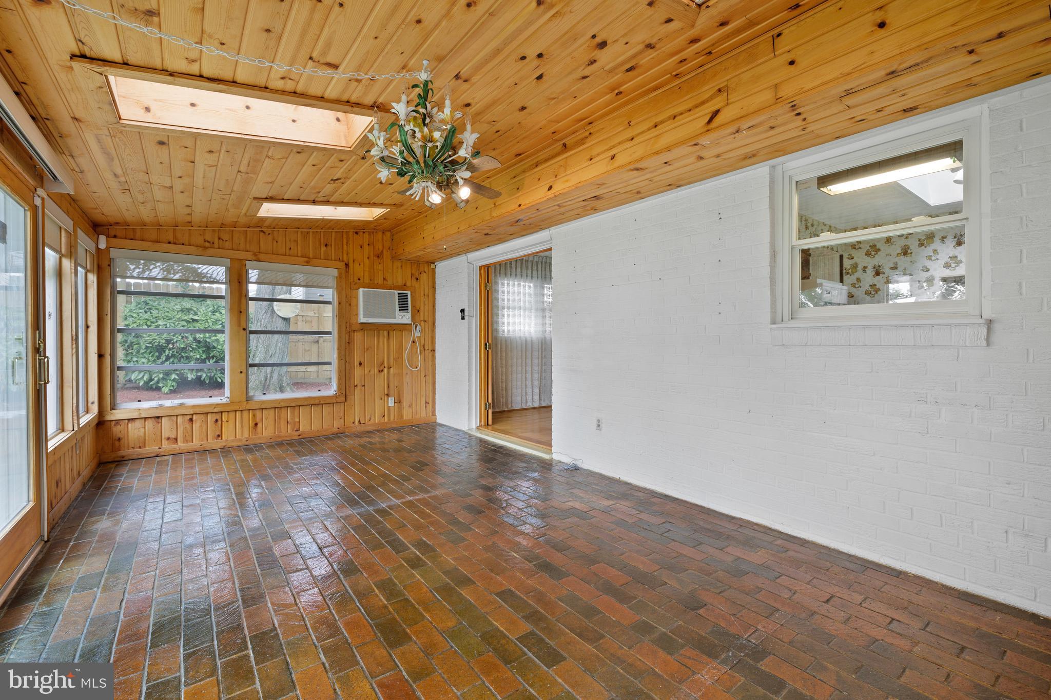 CRESTWOOD MANOR - Residential