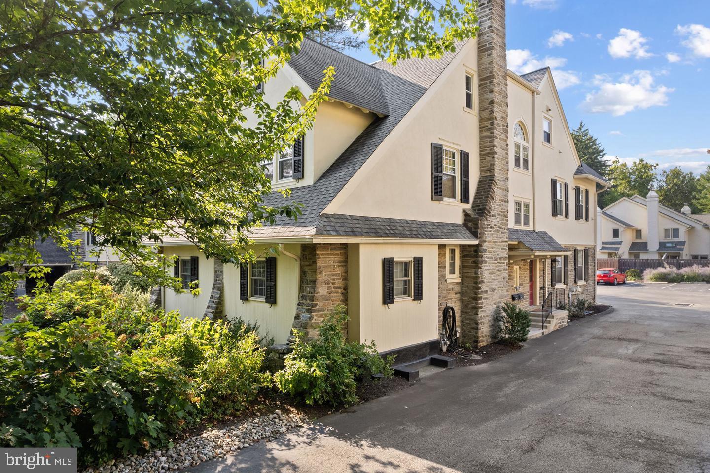 MONTROSE SQUARE - Residential