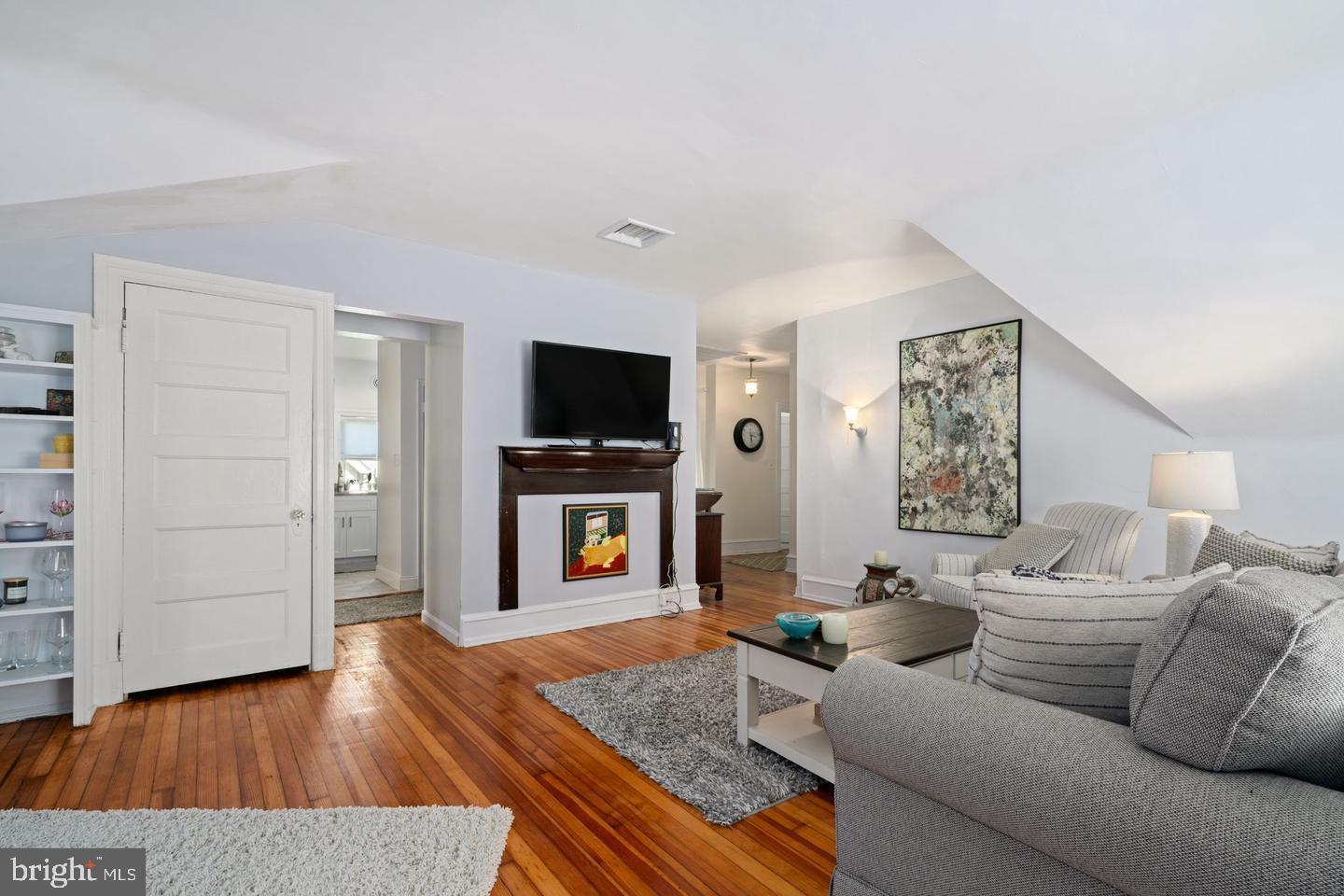 MONTROSE SQUARE - Residential