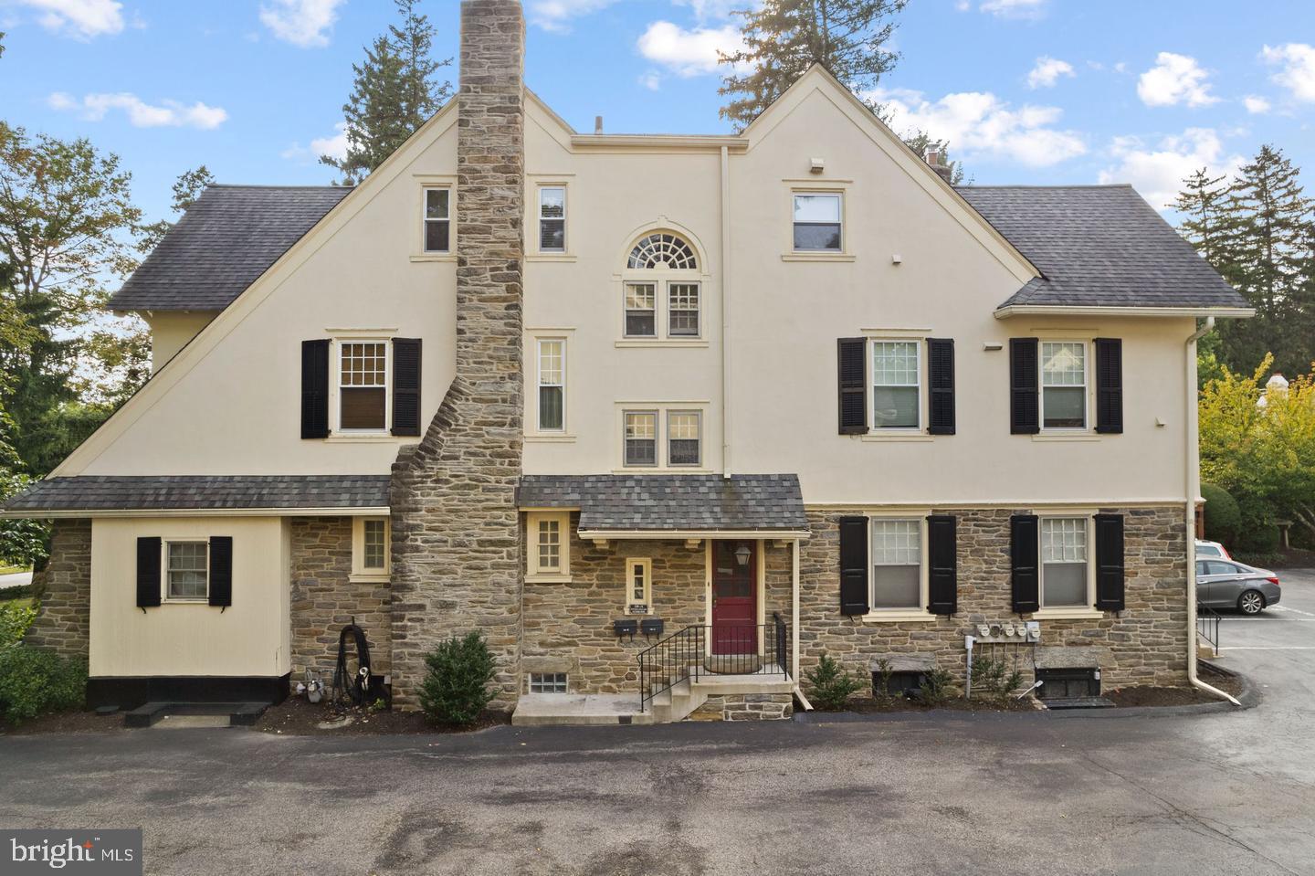 MONTROSE SQUARE - Residential
