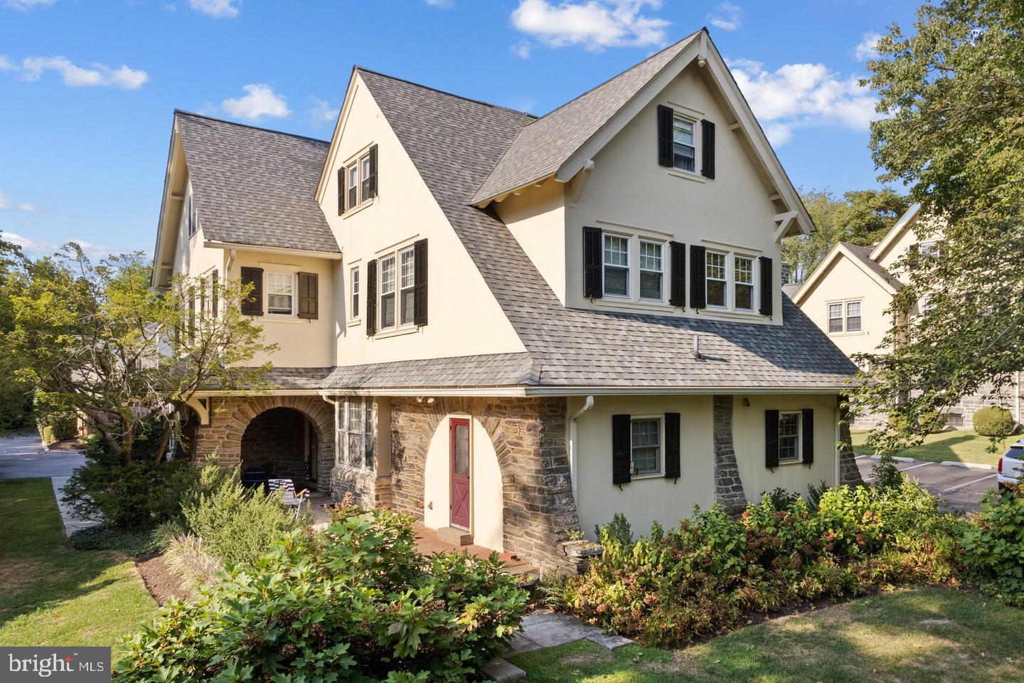 MONTROSE SQUARE - Residential