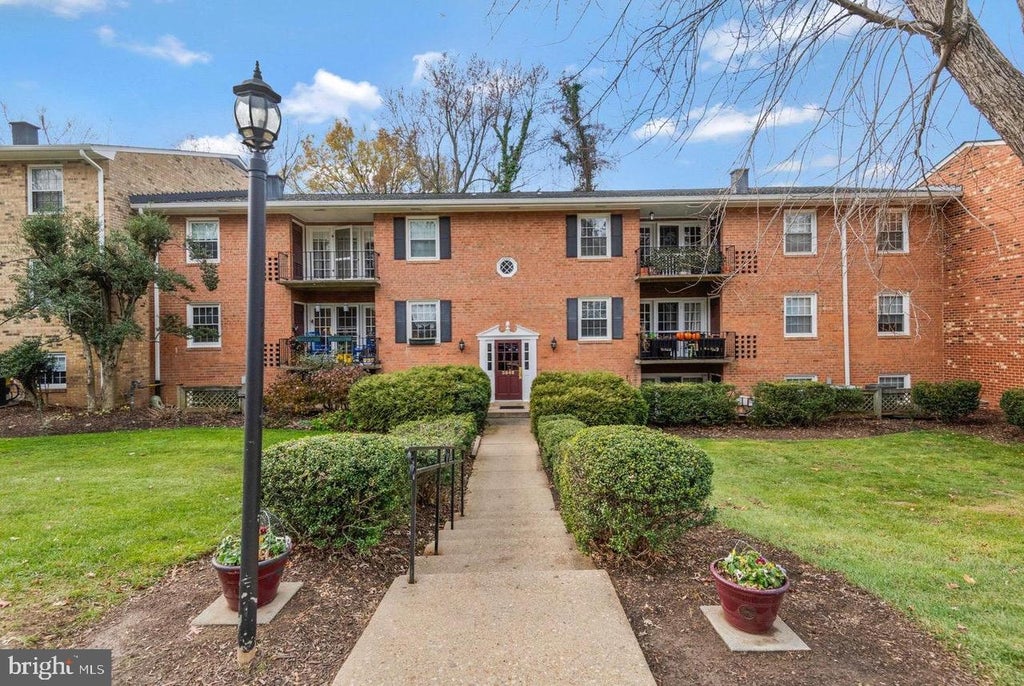 Photo of 3846 Lyndhurst Drive #302, FAIRFAX, VA 22031 (MLS # VAFC2009152)