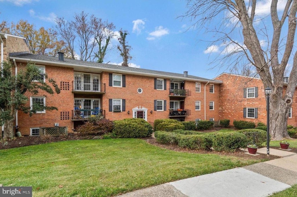 Photo of 3846 Lyndhurst Drive #302, FAIRFAX, VA 22031 (MLS # VAFC2009152)