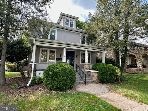 Photo of 502 Royal Avenue, FRONT ROYAL, VA 22630 (MLS # VAWR2014170)