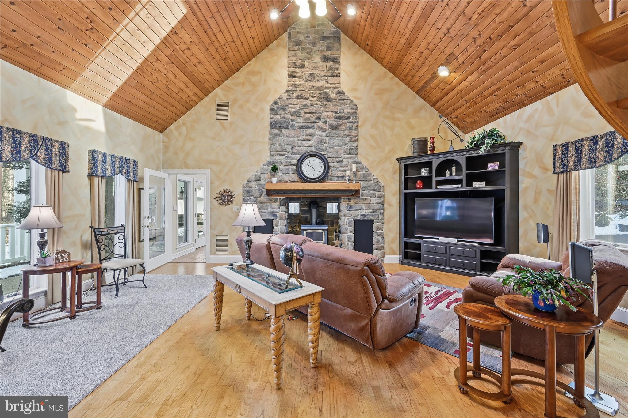 TIMBER VILLA - Residential