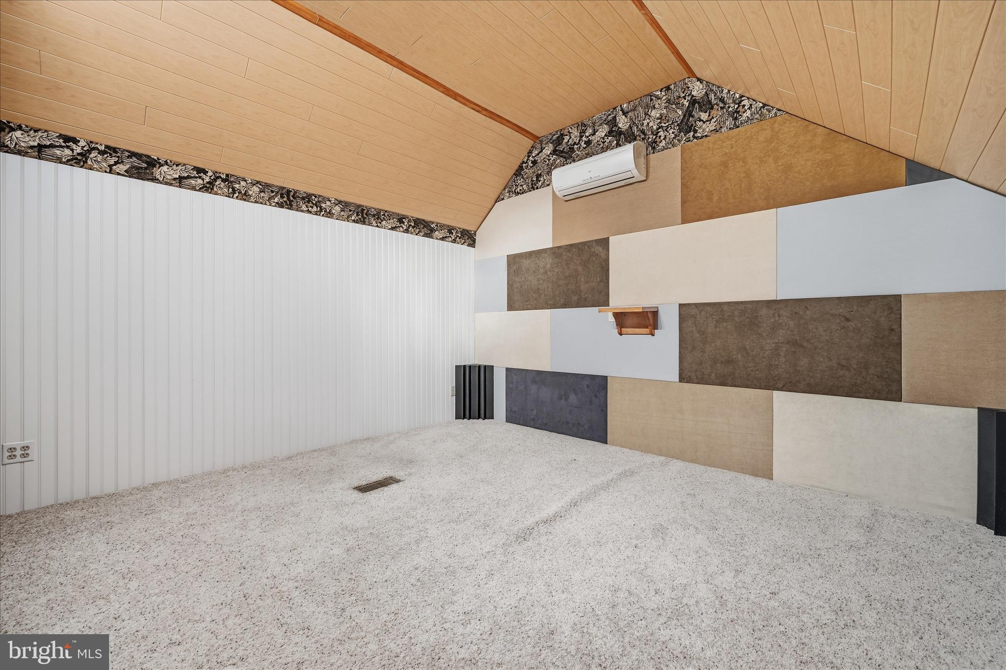 TIMBER VILLA - Residential