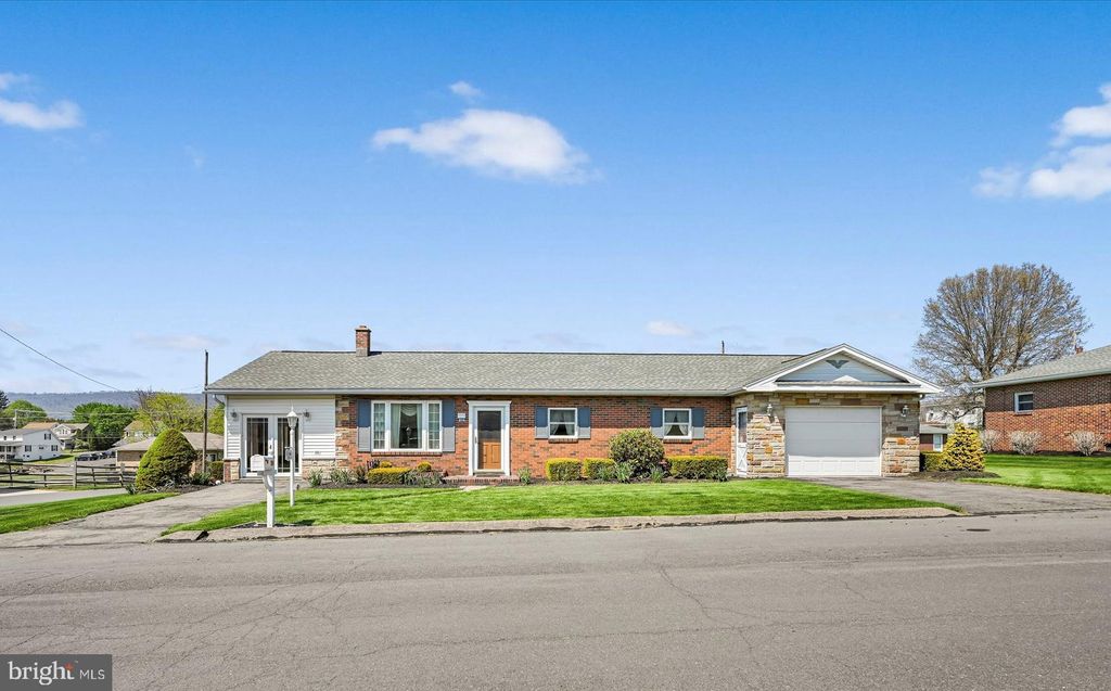 Photo of 214 W Maple Street, VALLEY VIEW, PA 17983 (MLS # PASK2026700)