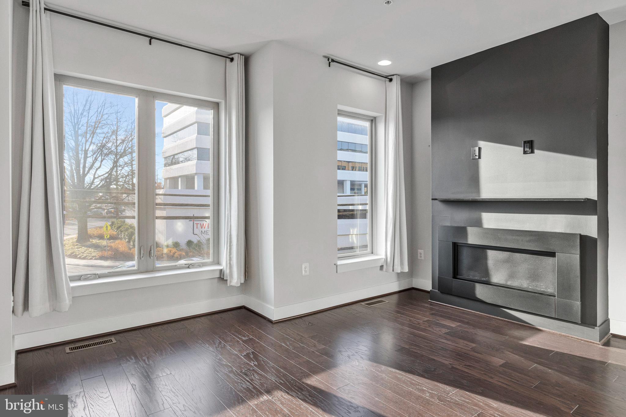 CHAPMAN ROW AT TWINBROOK METRO - Residential