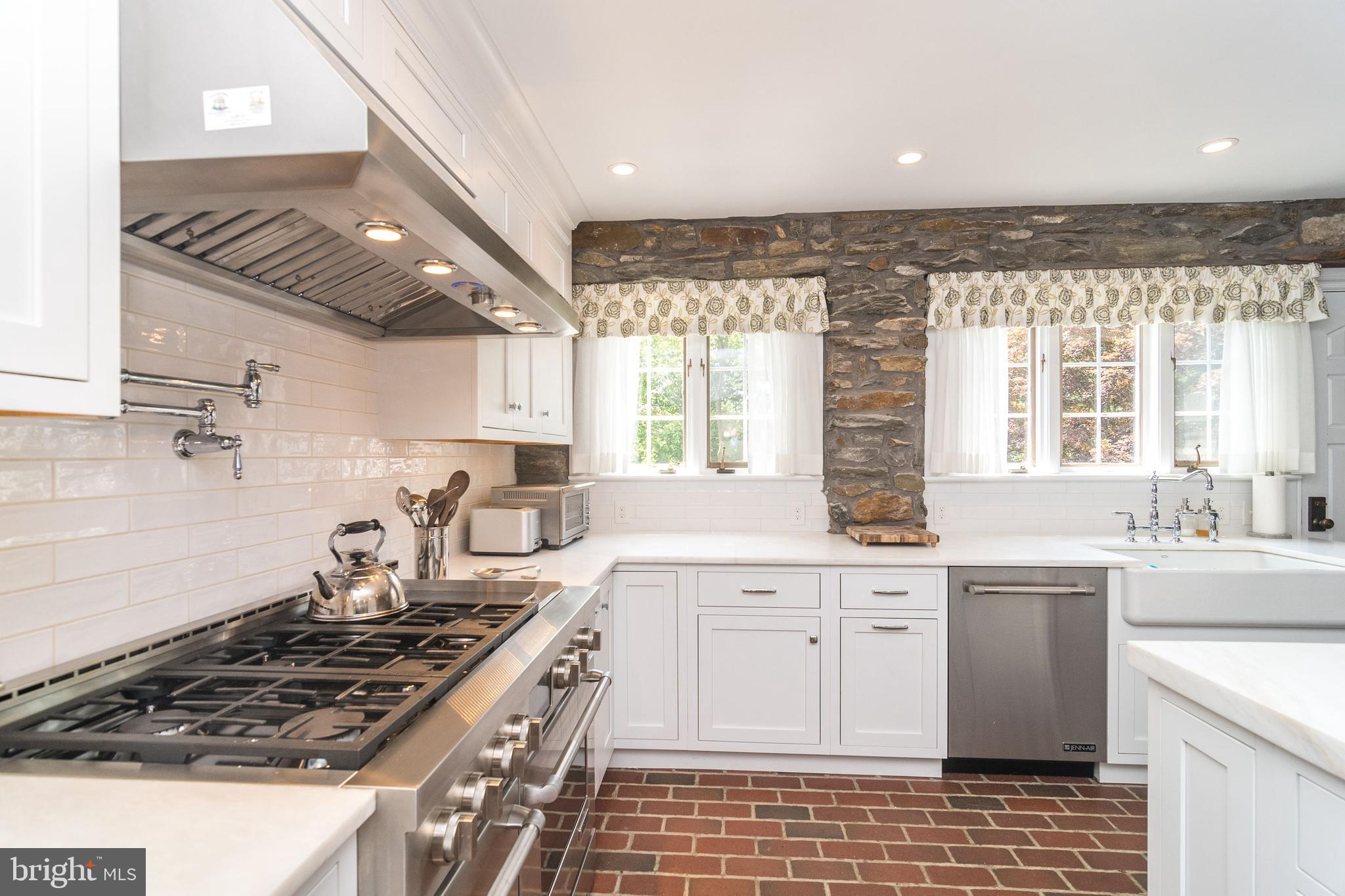 DELAVUE MANOR - Residential