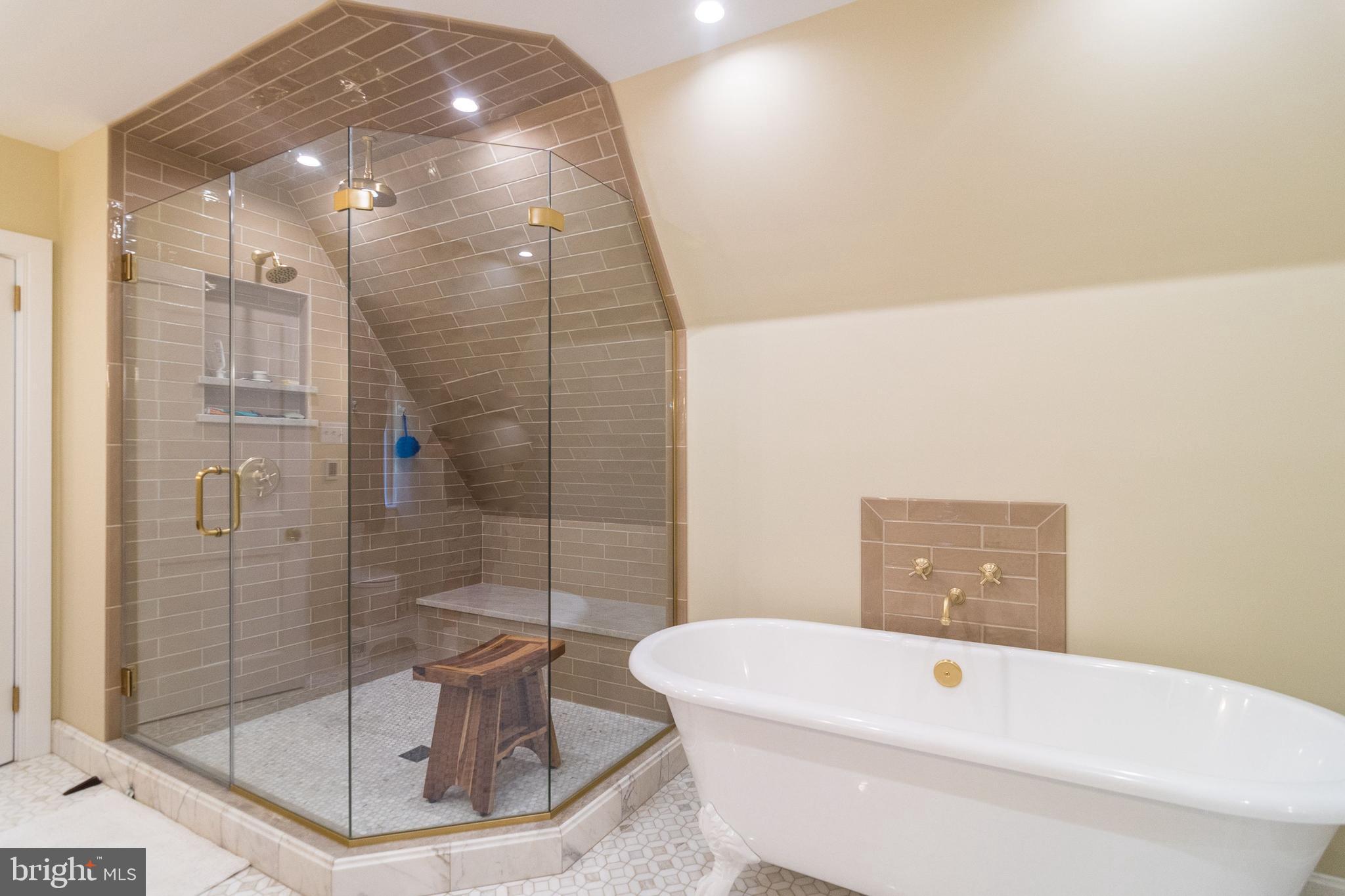 DELAVUE MANOR - Residential