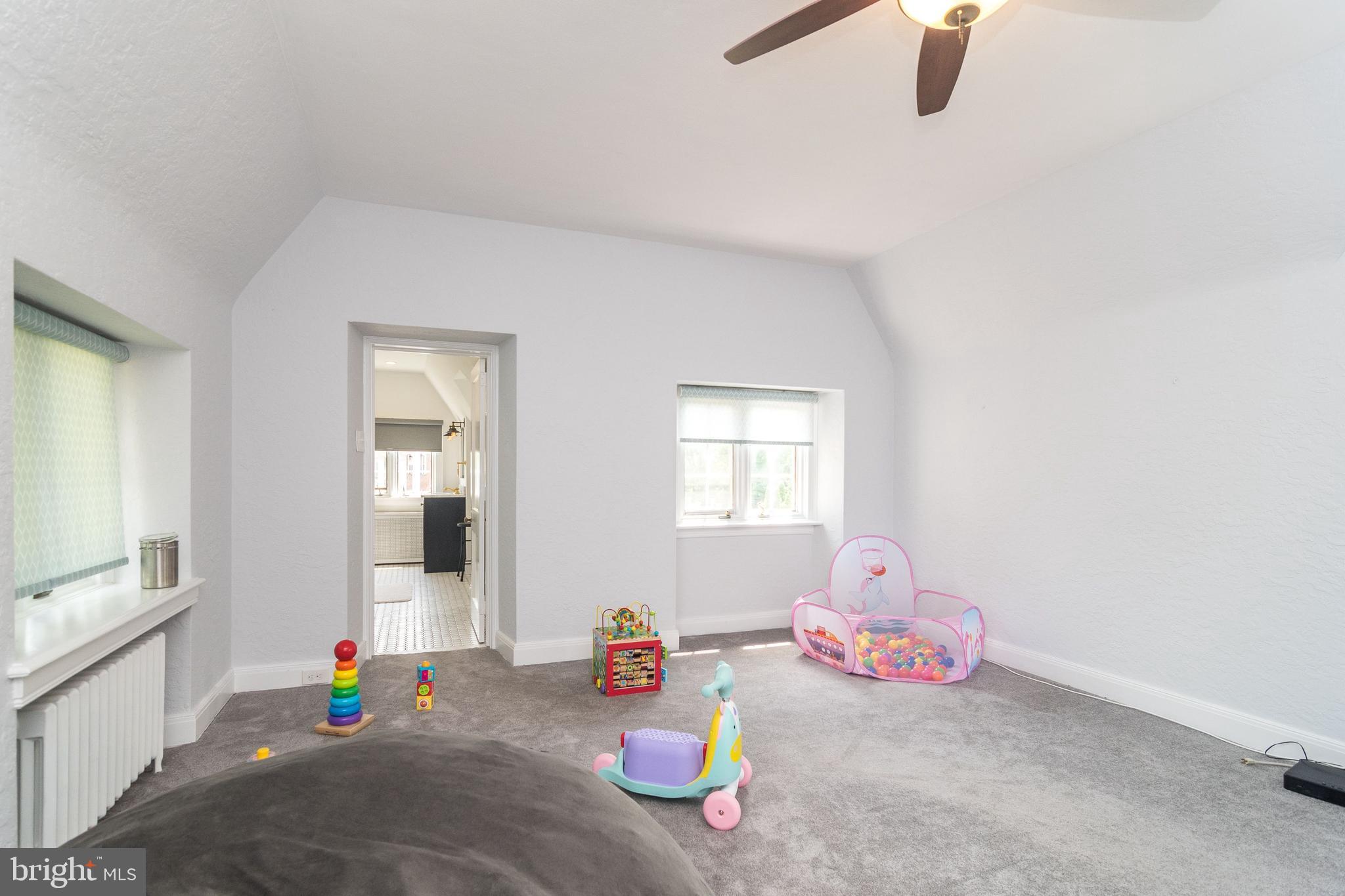 DELAVUE MANOR - Residential