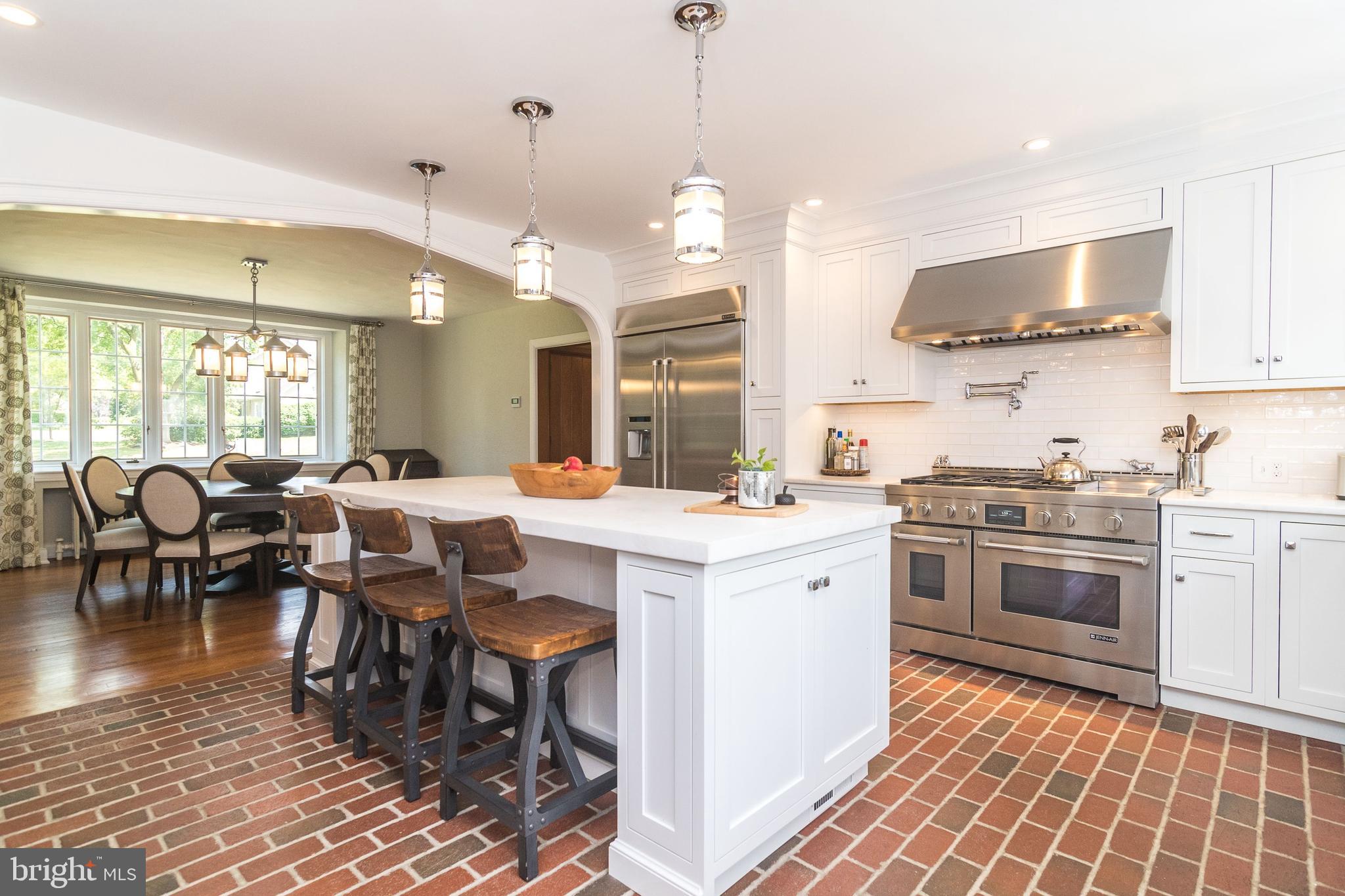 DELAVUE MANOR - Residential