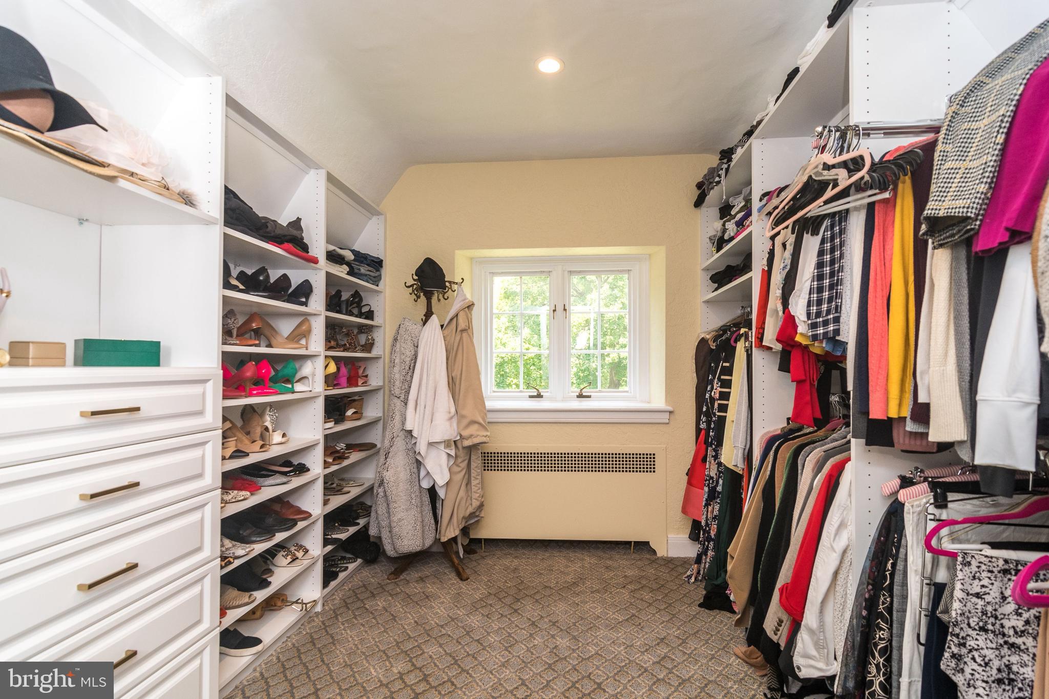 DELAVUE MANOR - Residential