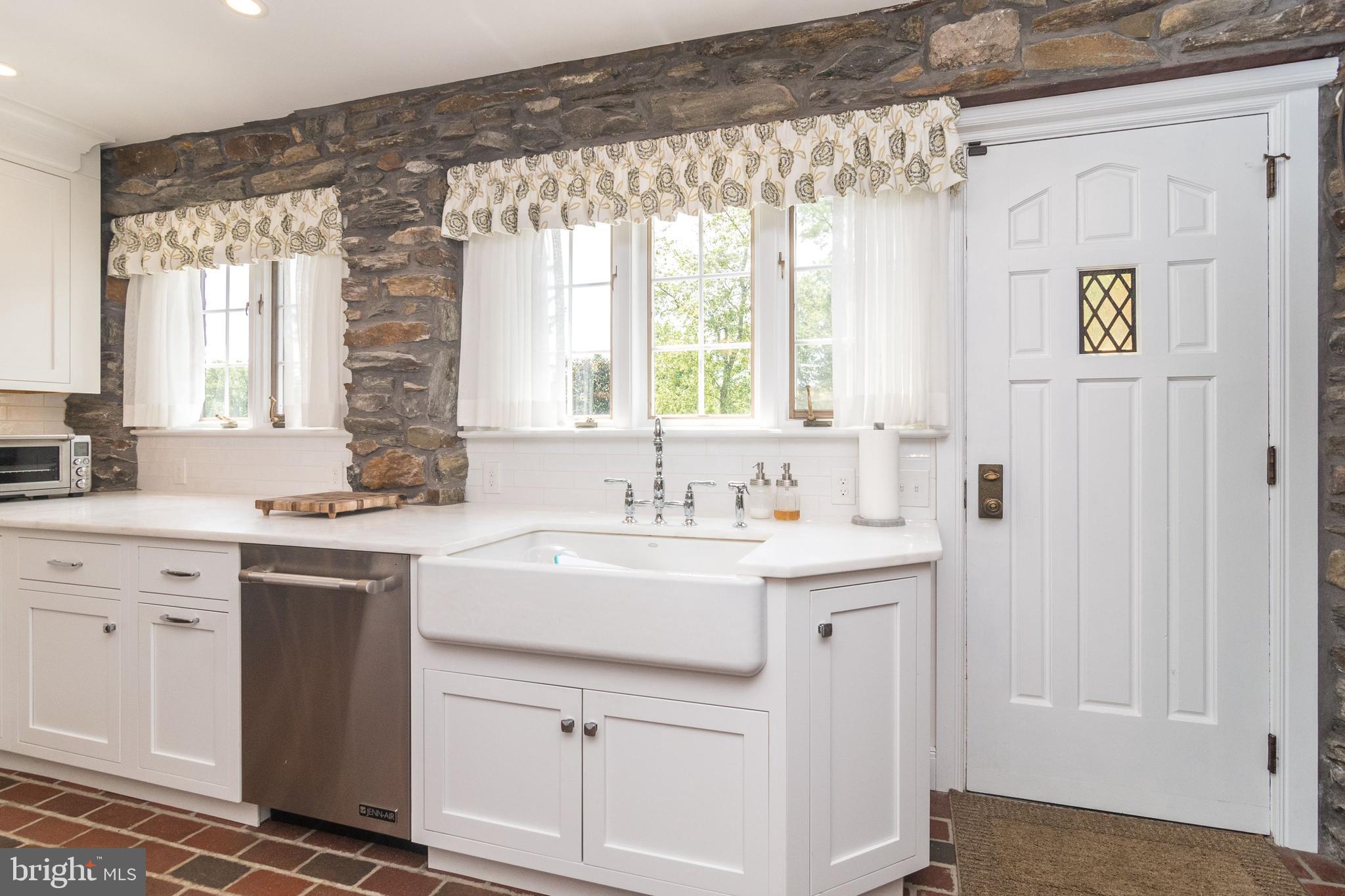 DELAVUE MANOR - Residential