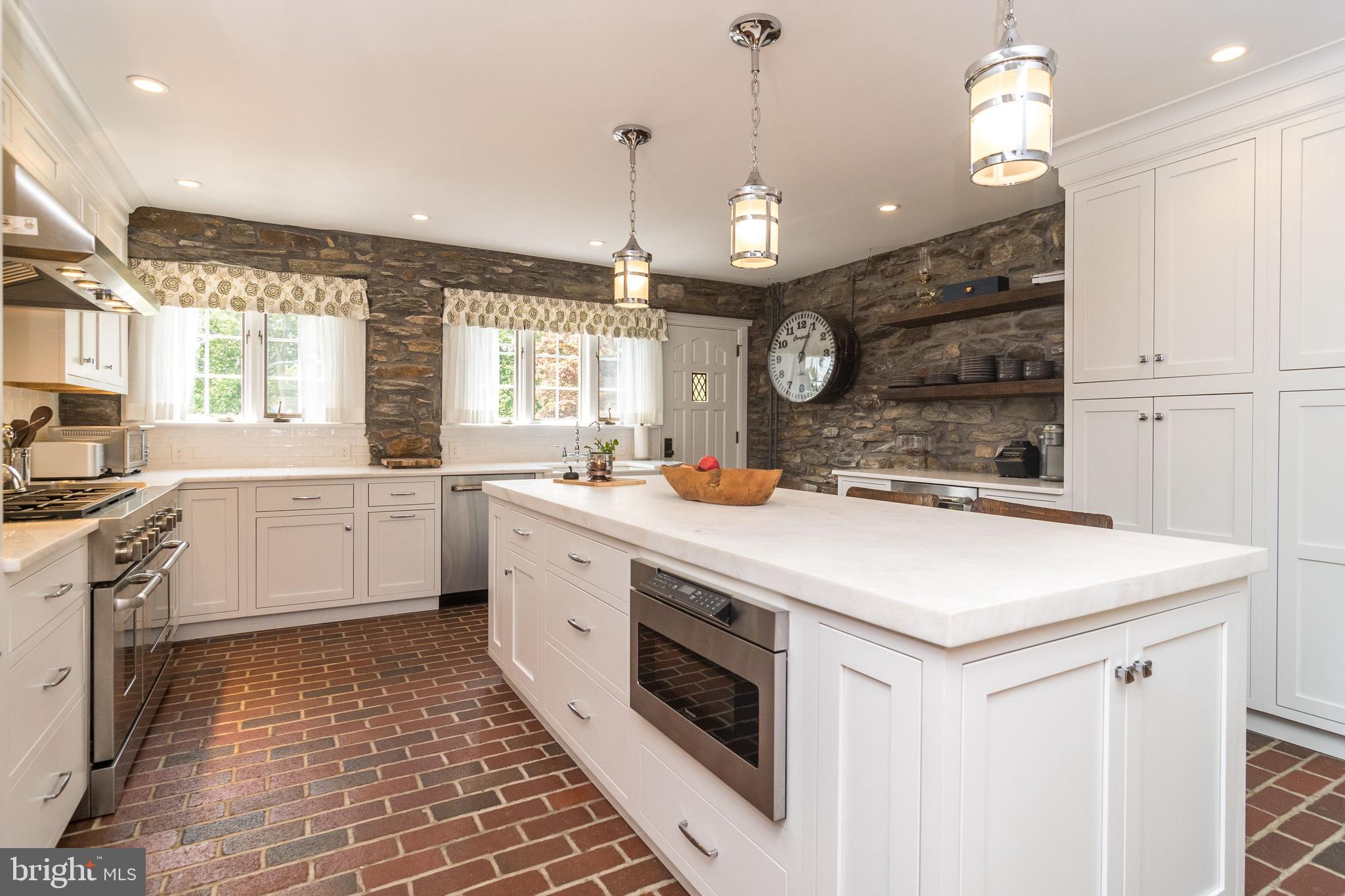 DELAVUE MANOR - Residential