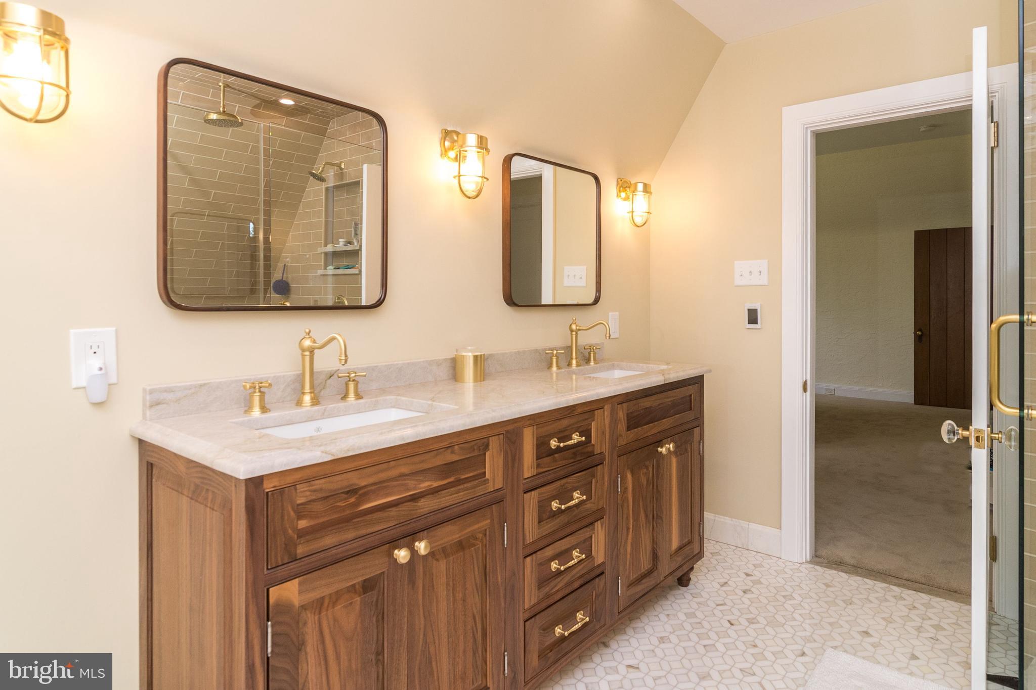 DELAVUE MANOR - Residential