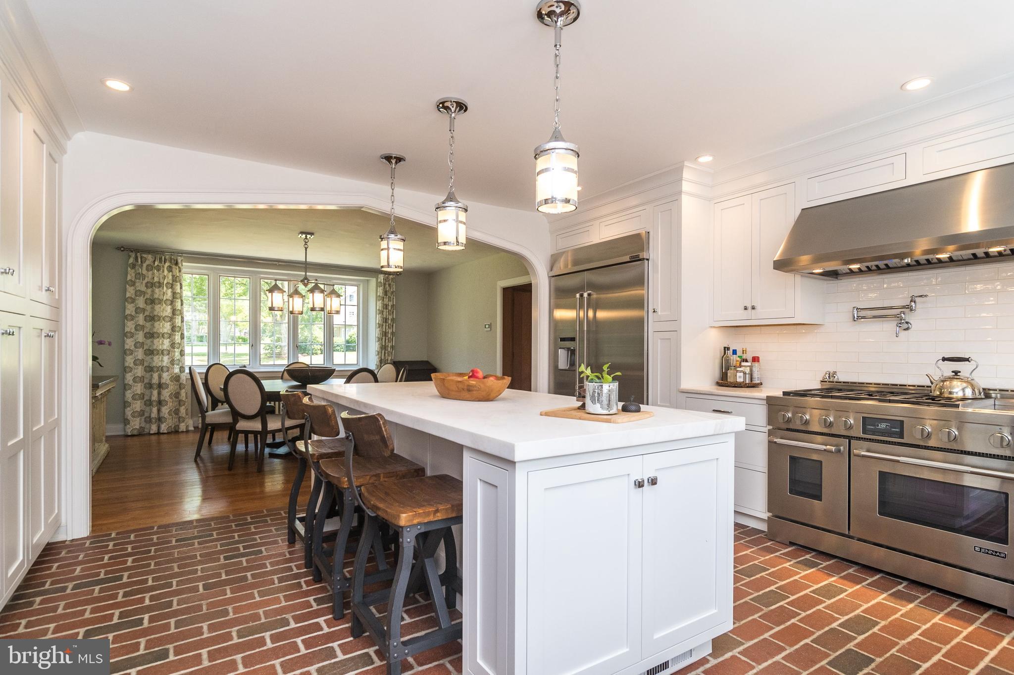 DELAVUE MANOR - Residential